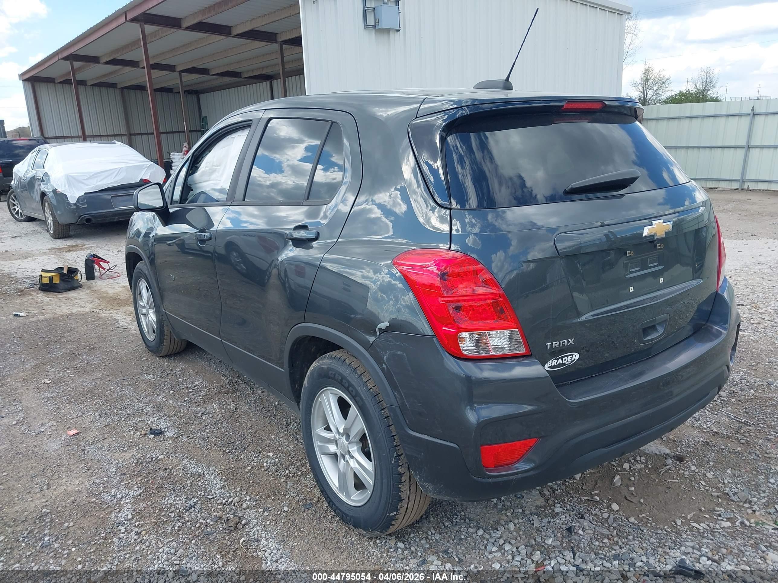 CHEVROLET TRAX image 3