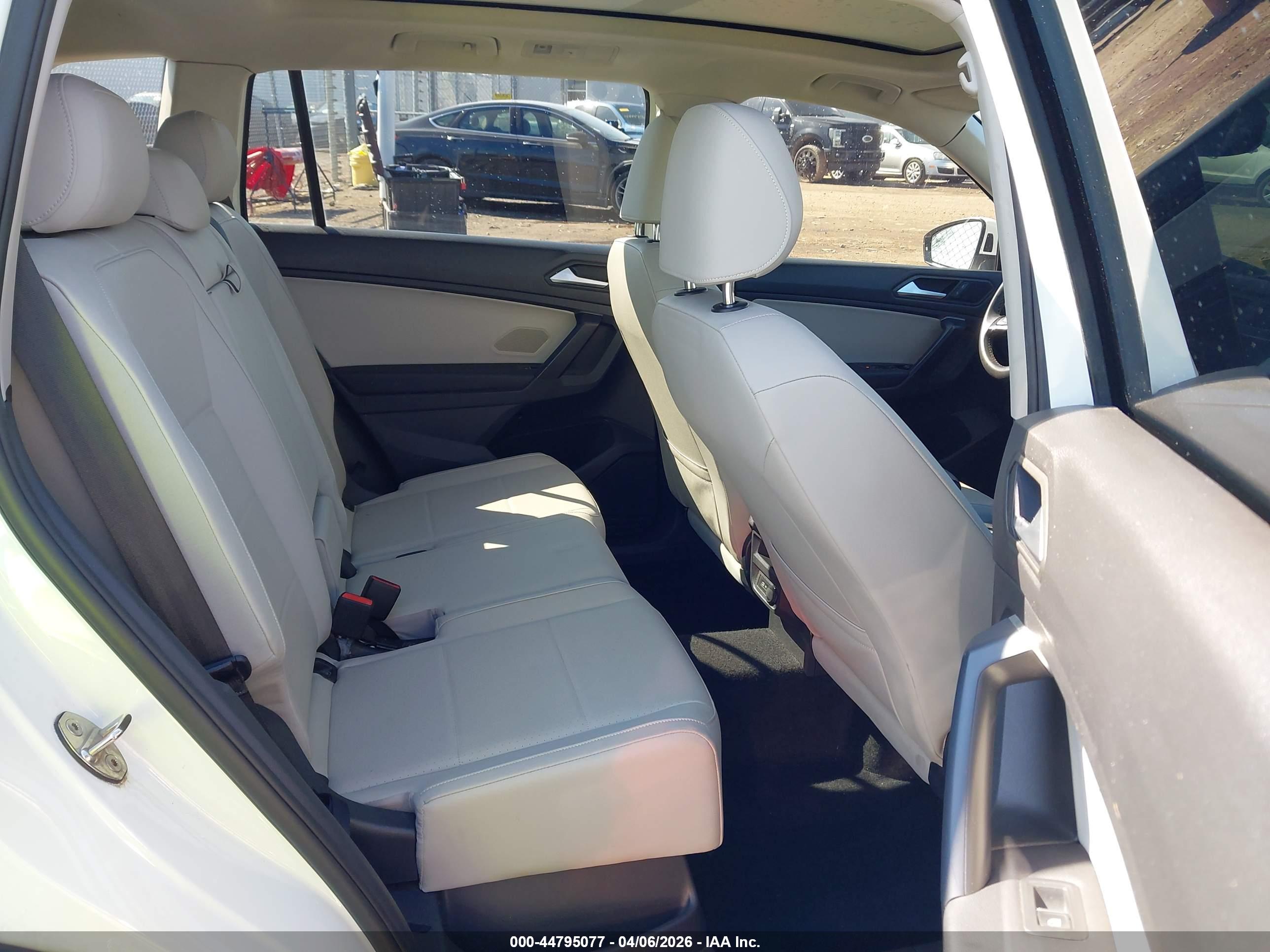 VOLKSWAGEN TIGUAN image 8