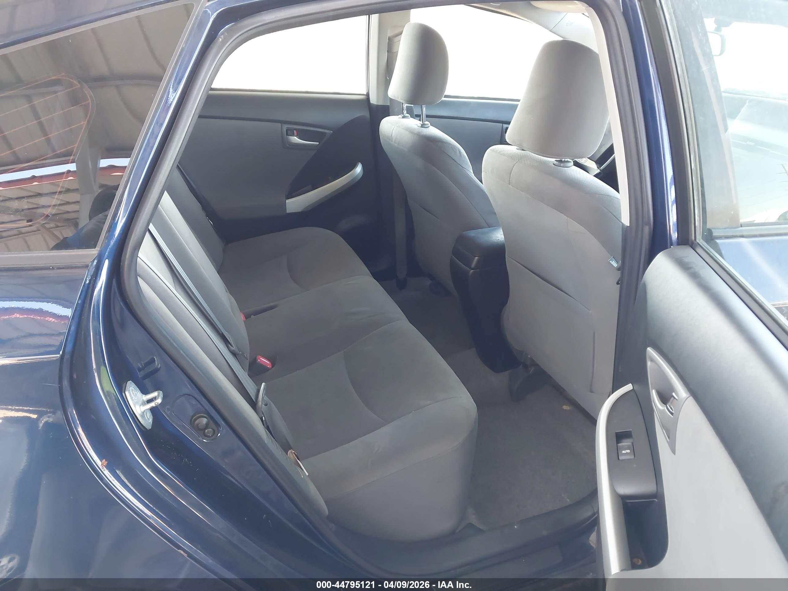 TOYOTA PRIUS image 8