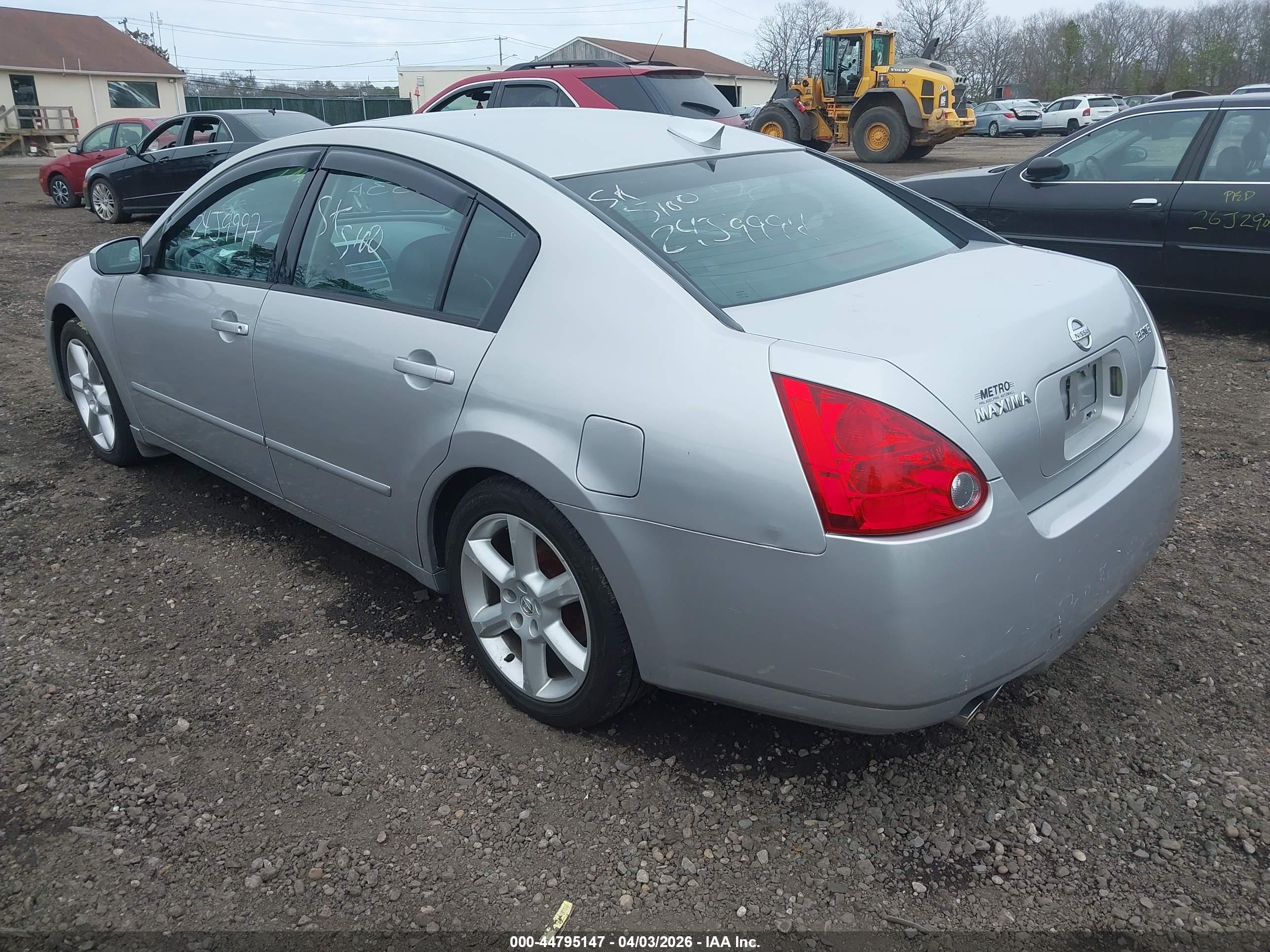 NISSAN MAXIMA image 3