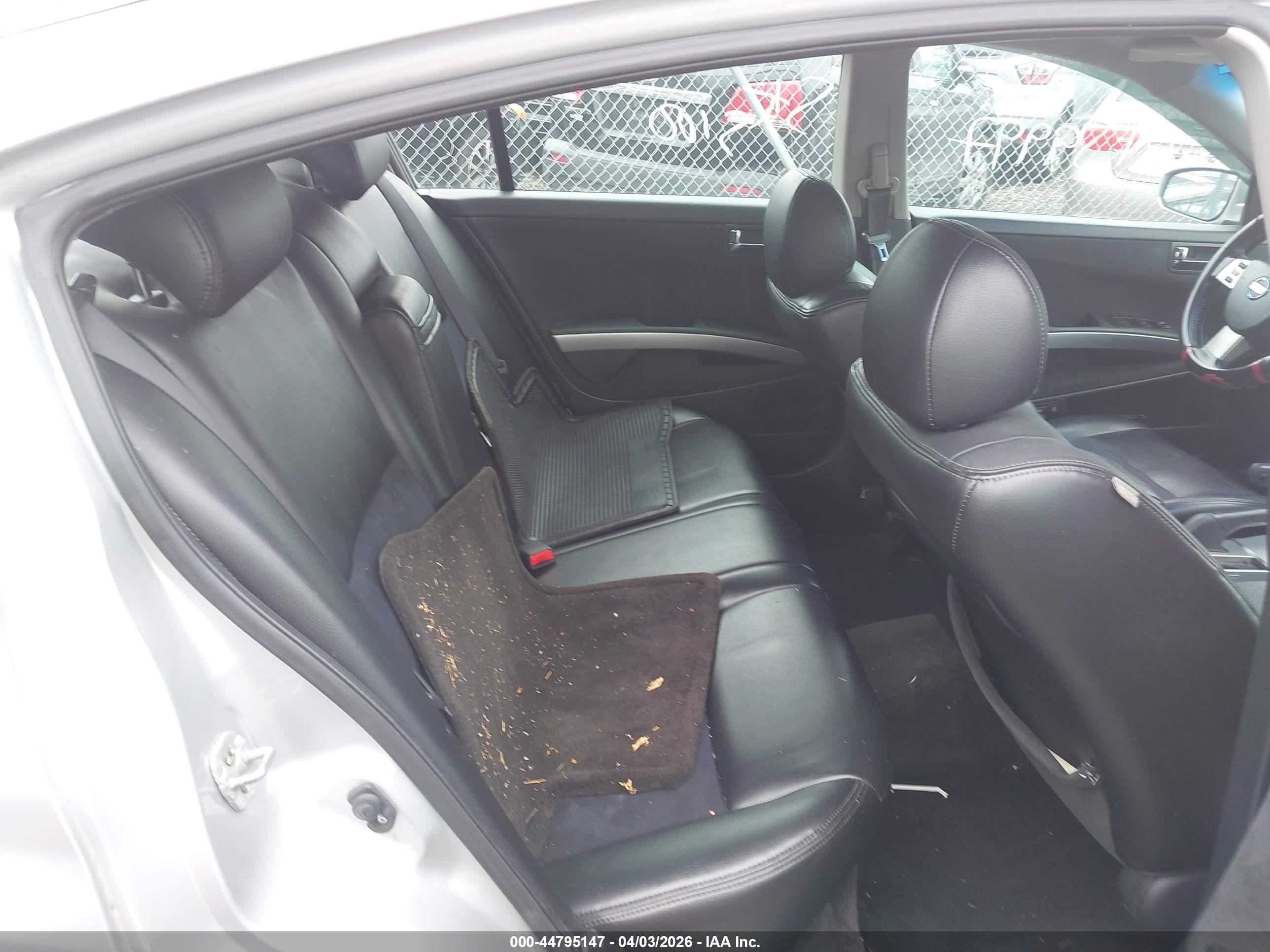 NISSAN MAXIMA image 8