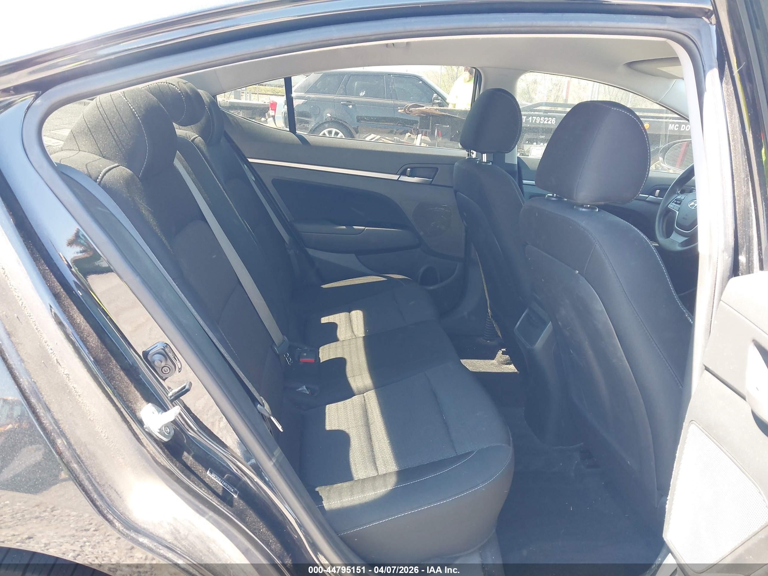 HYUNDAI ELANTRA image 8