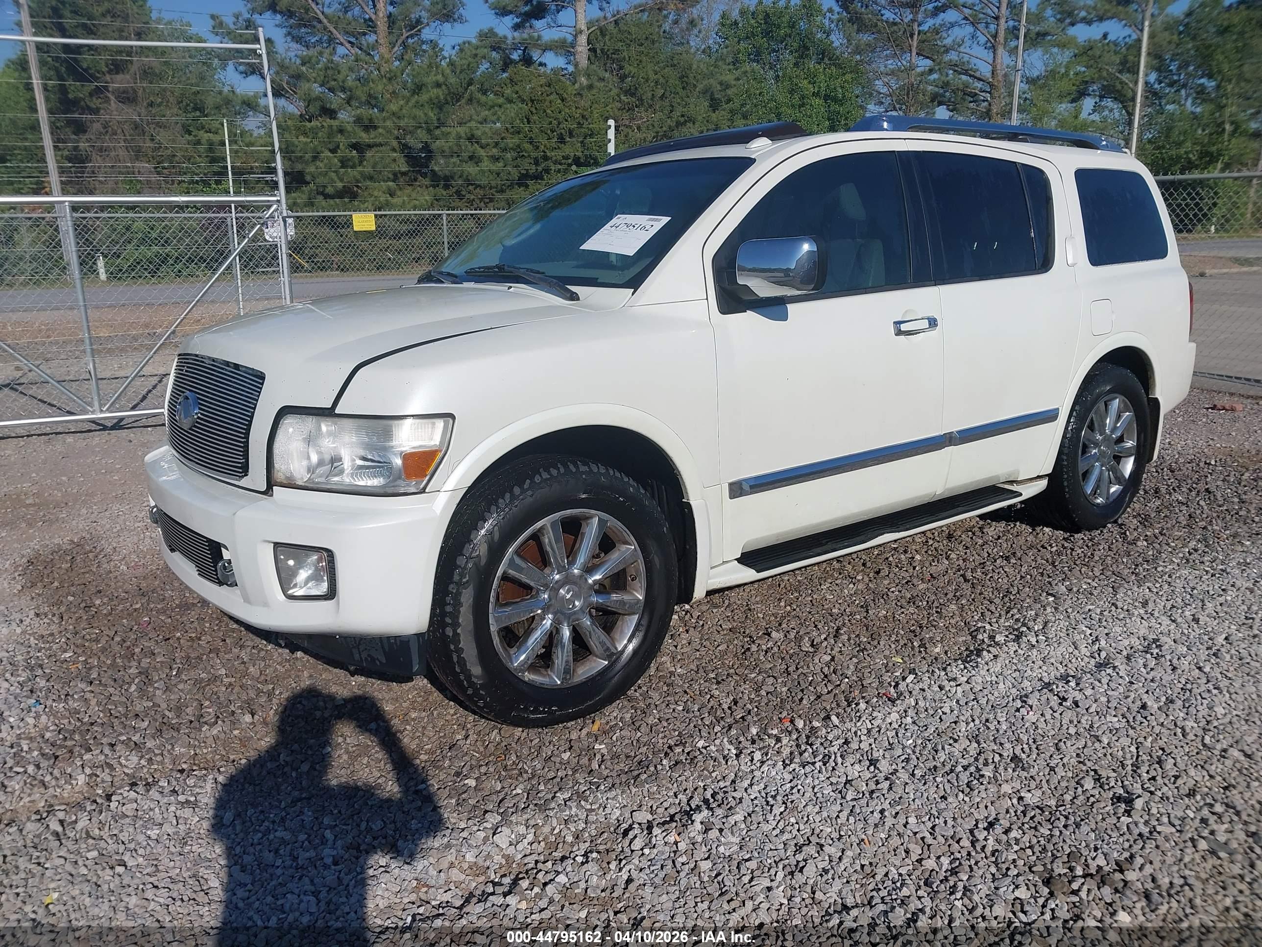 INFINITI QX56 image 2