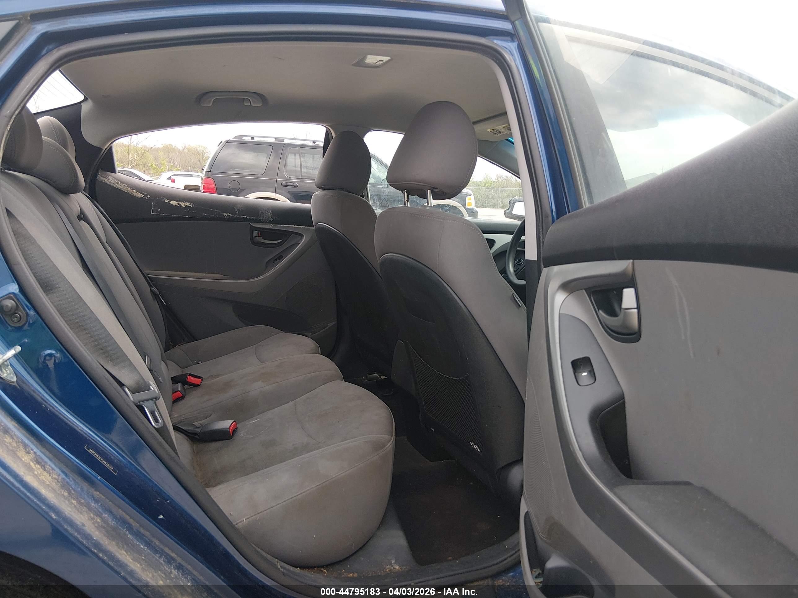 HYUNDAI ELANTRA image 8