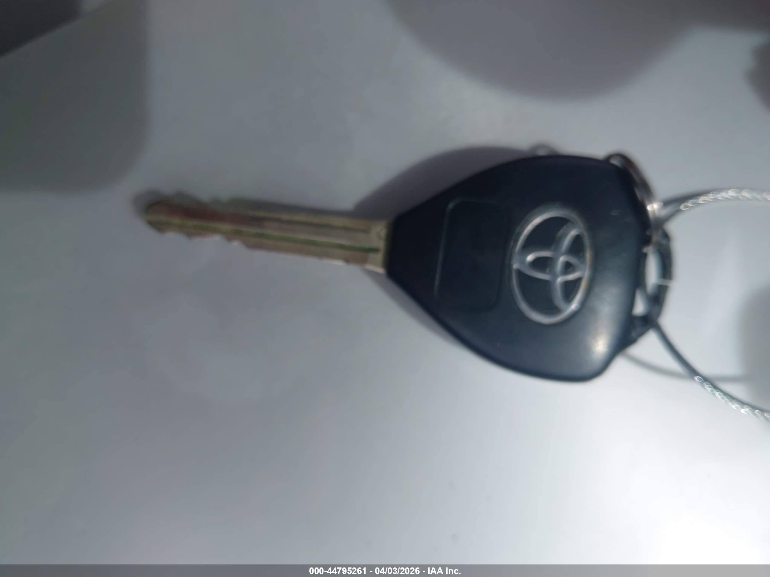TOYOTA YARIS image 11