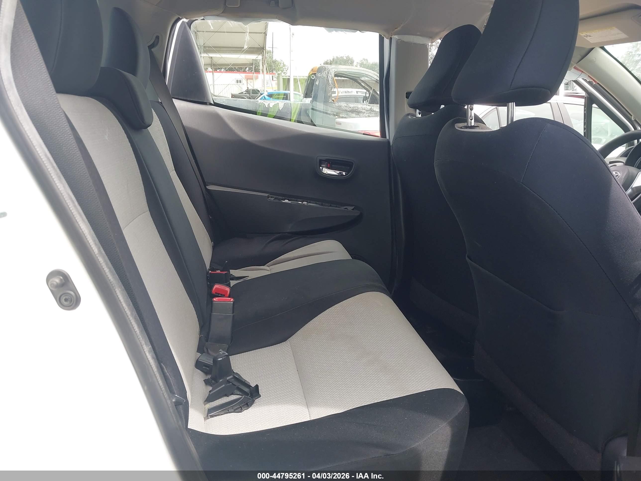 TOYOTA YARIS image 8