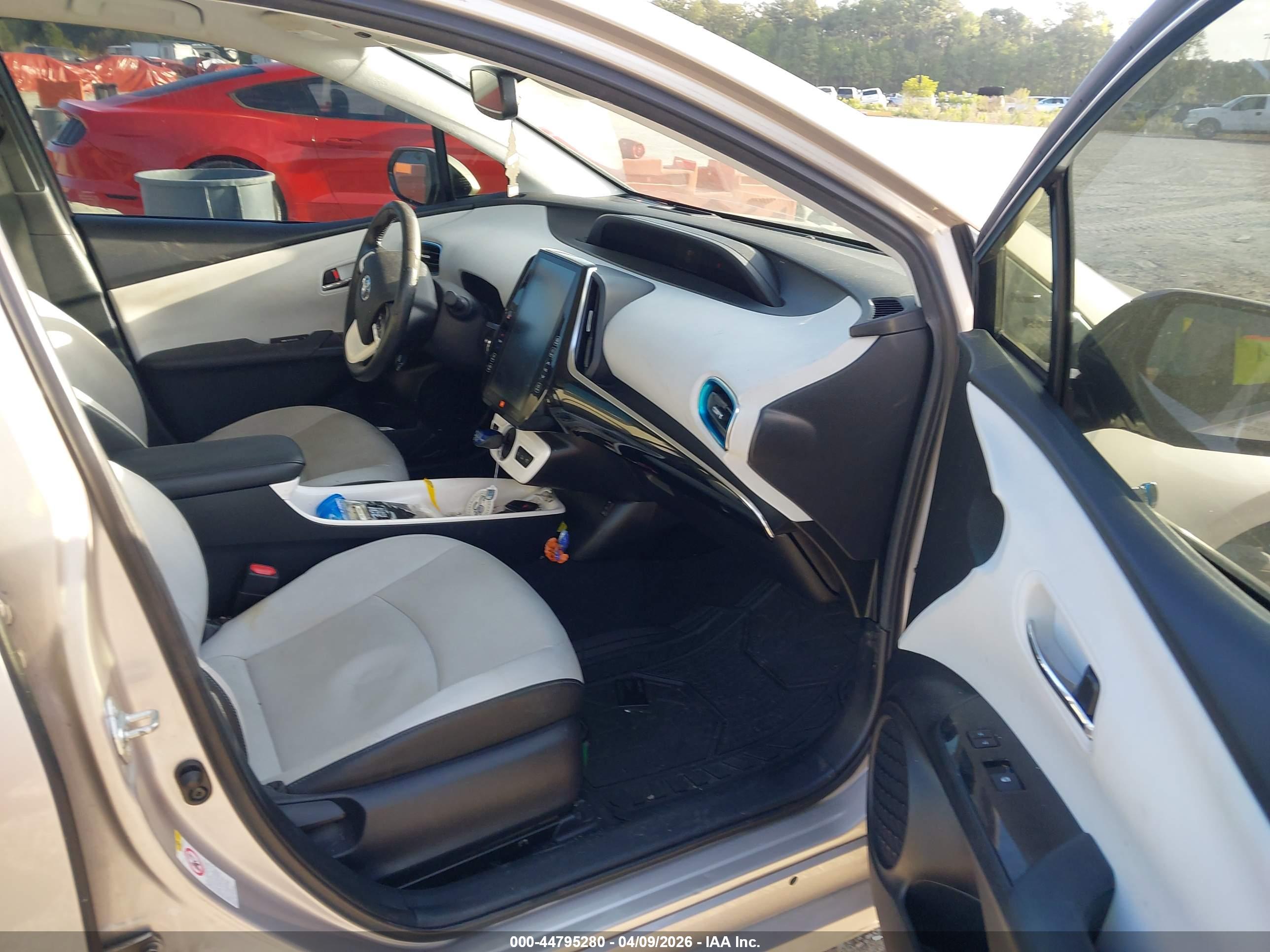 TOYOTA PRIUS image 5