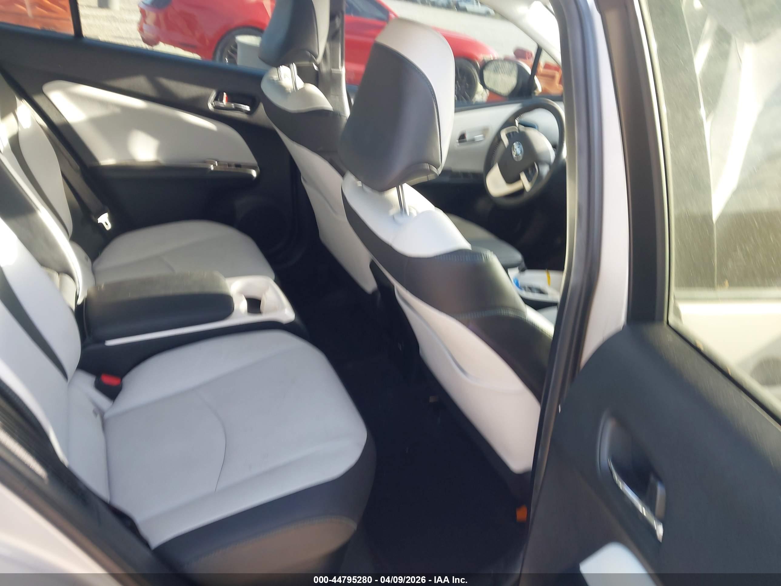 TOYOTA PRIUS image 8