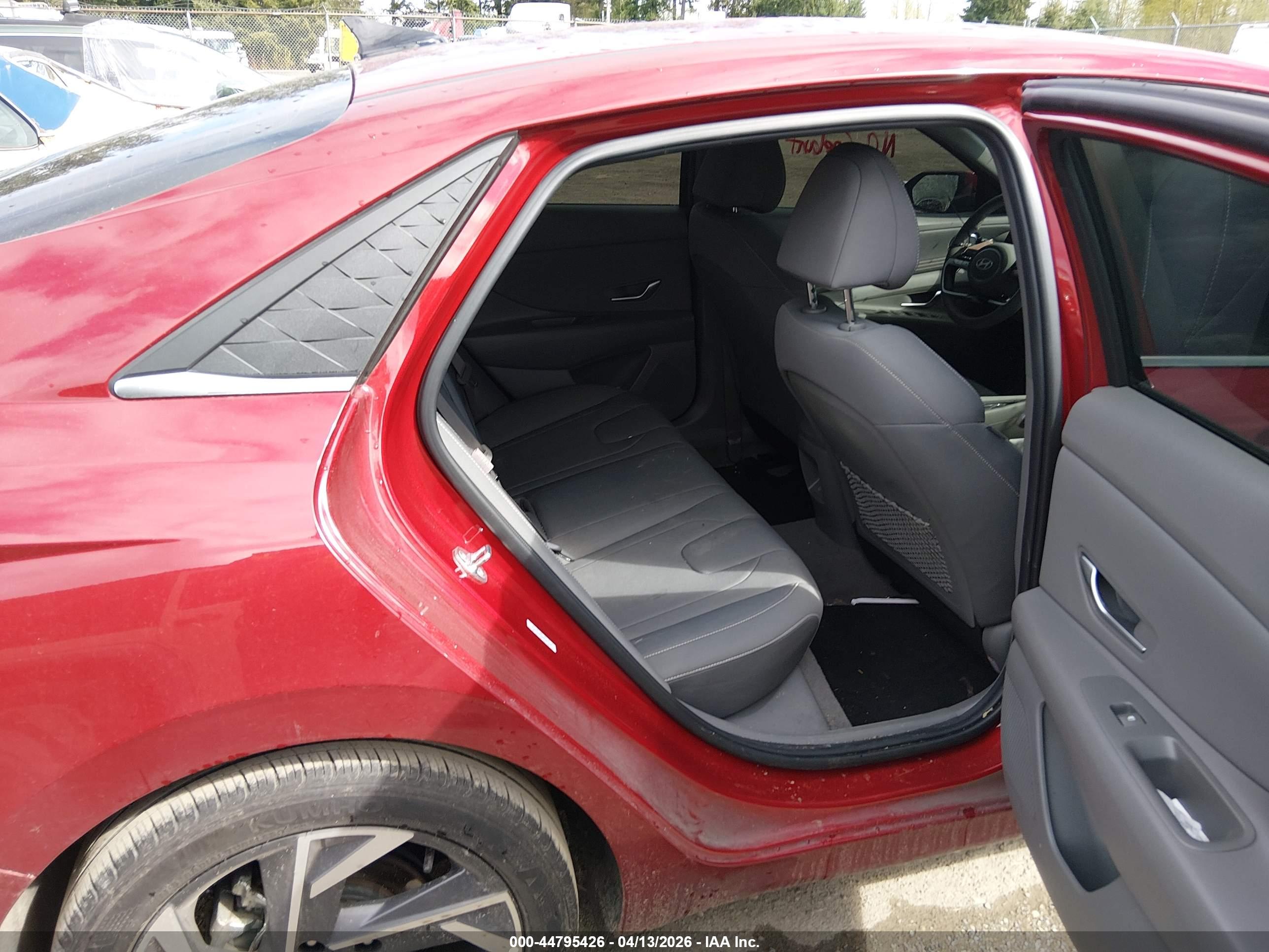HYUNDAI ELANTRA image 8