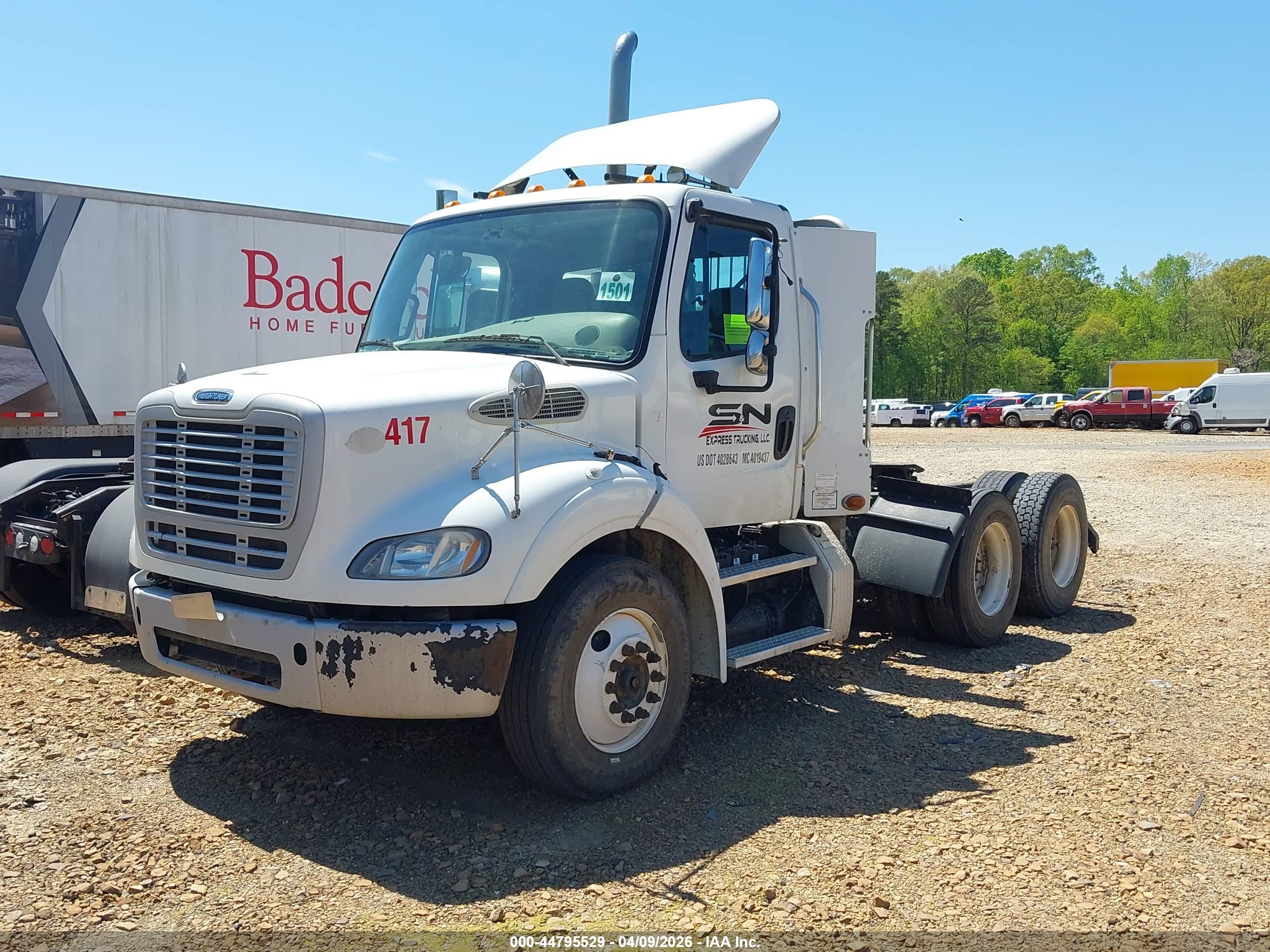FREIGHTLINER M2 image 2