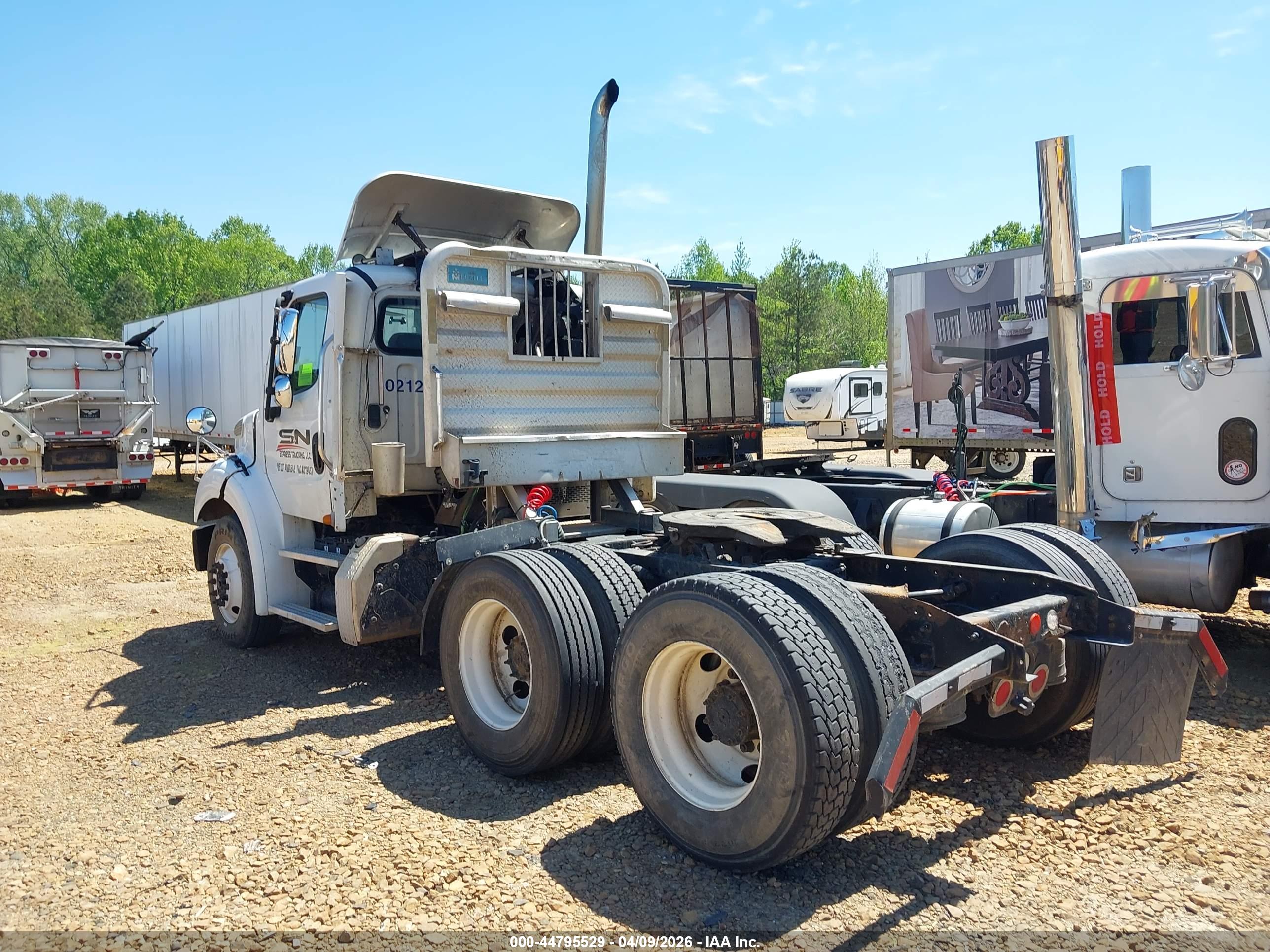 FREIGHTLINER M2 image 3