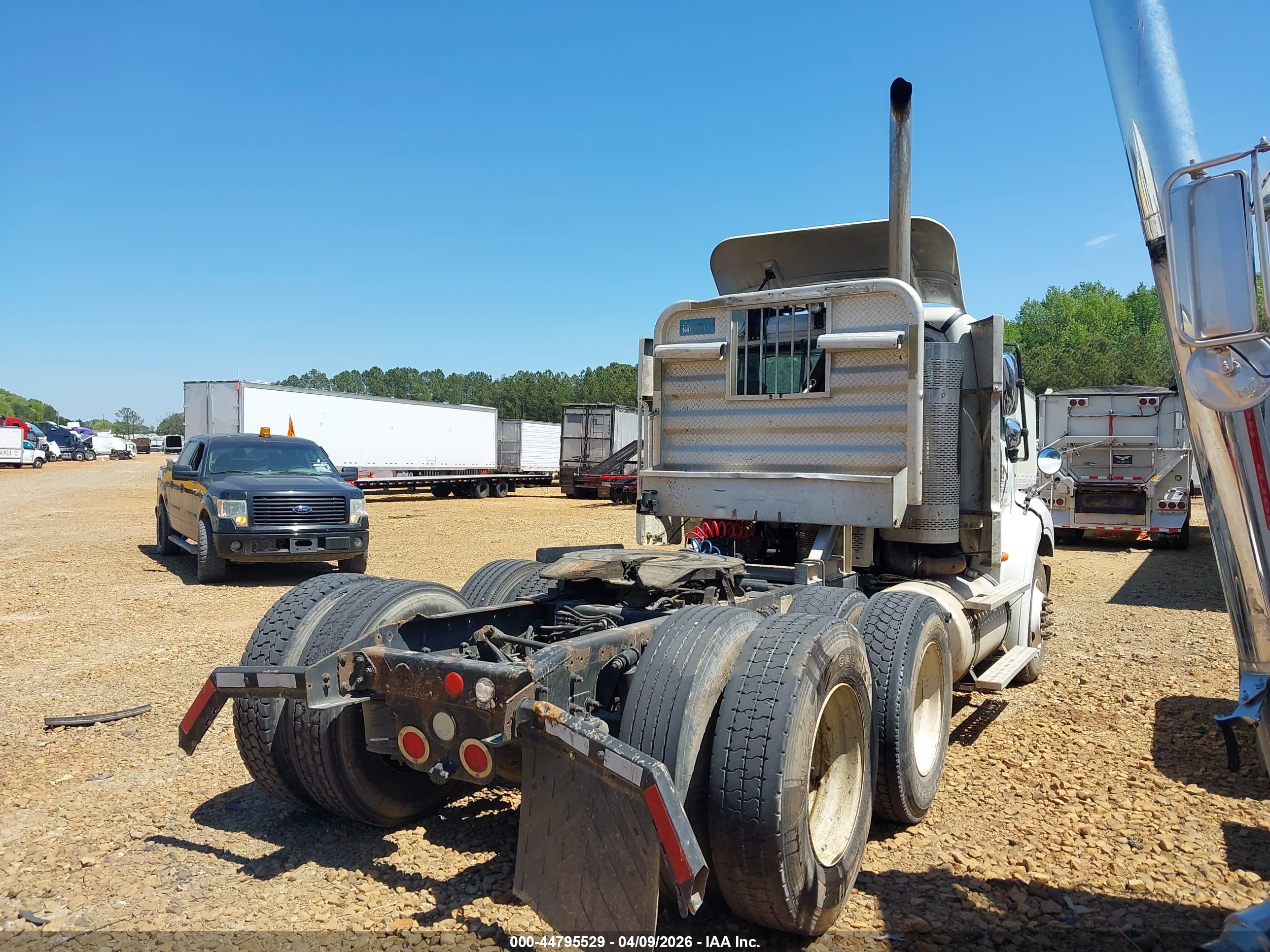 FREIGHTLINER M2 image 4