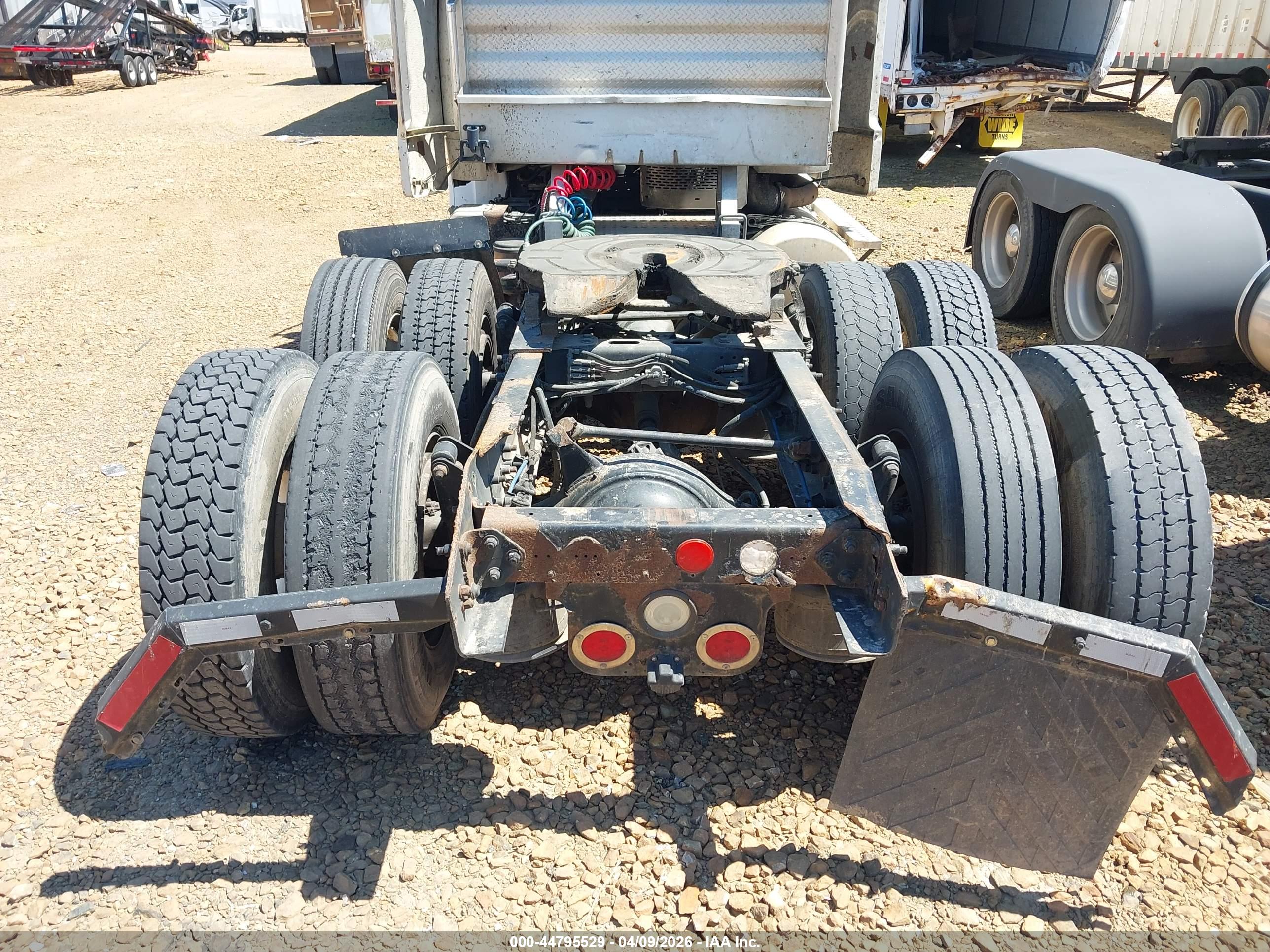 FREIGHTLINER M2 image 8