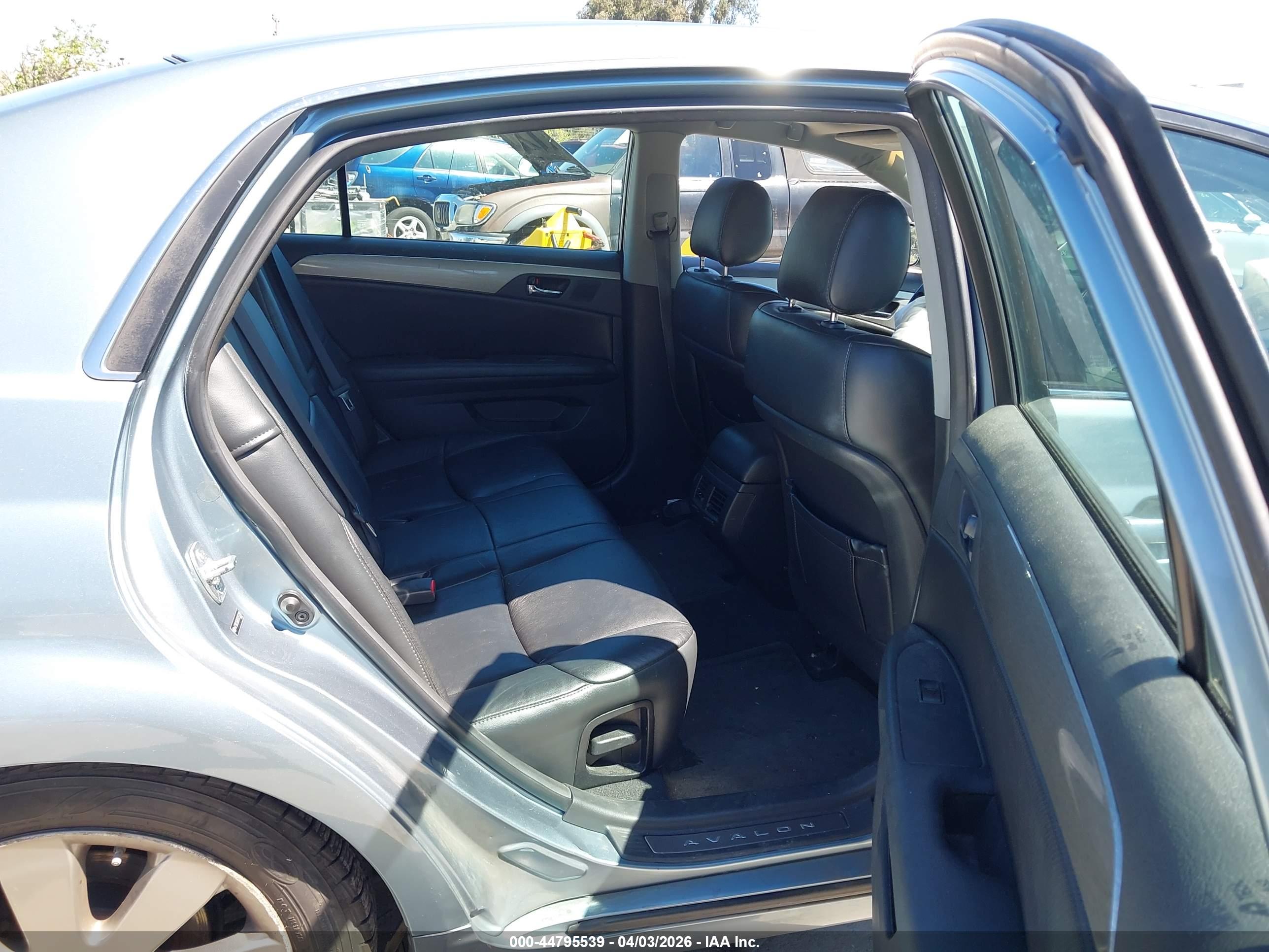 TOYOTA AVALON image 8