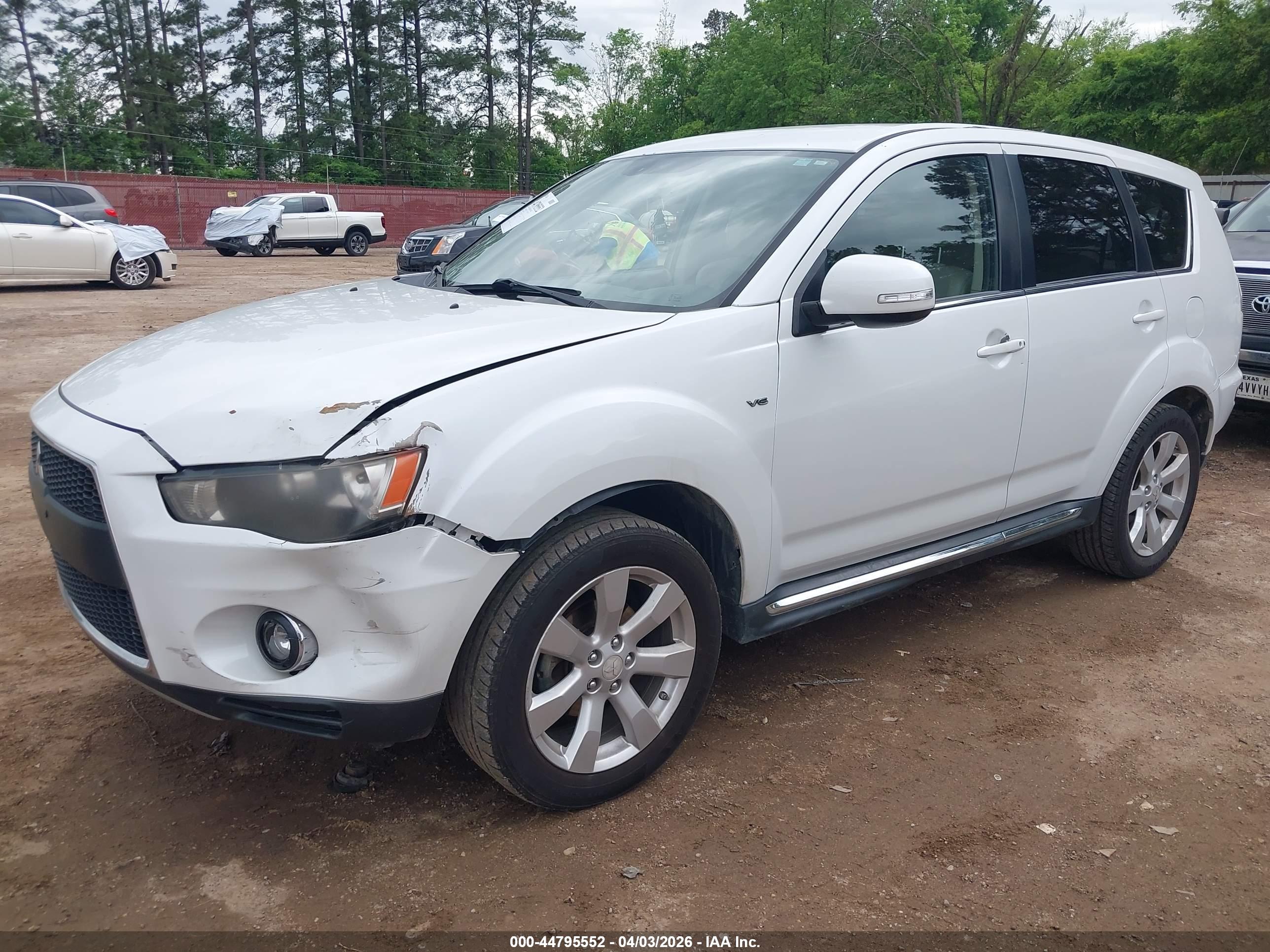 MITSUBISHI OUTLANDER image 2