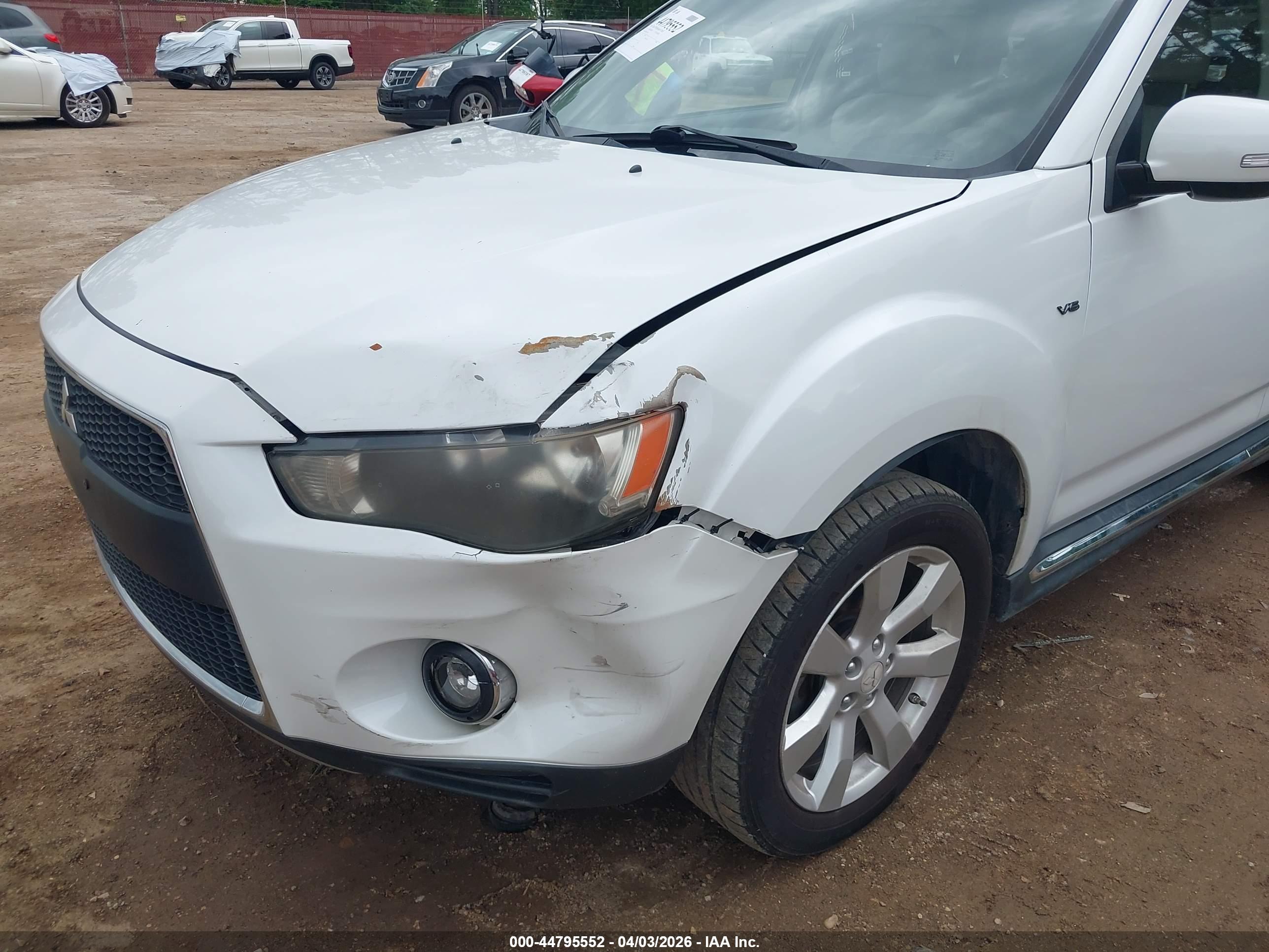MITSUBISHI OUTLANDER image 6