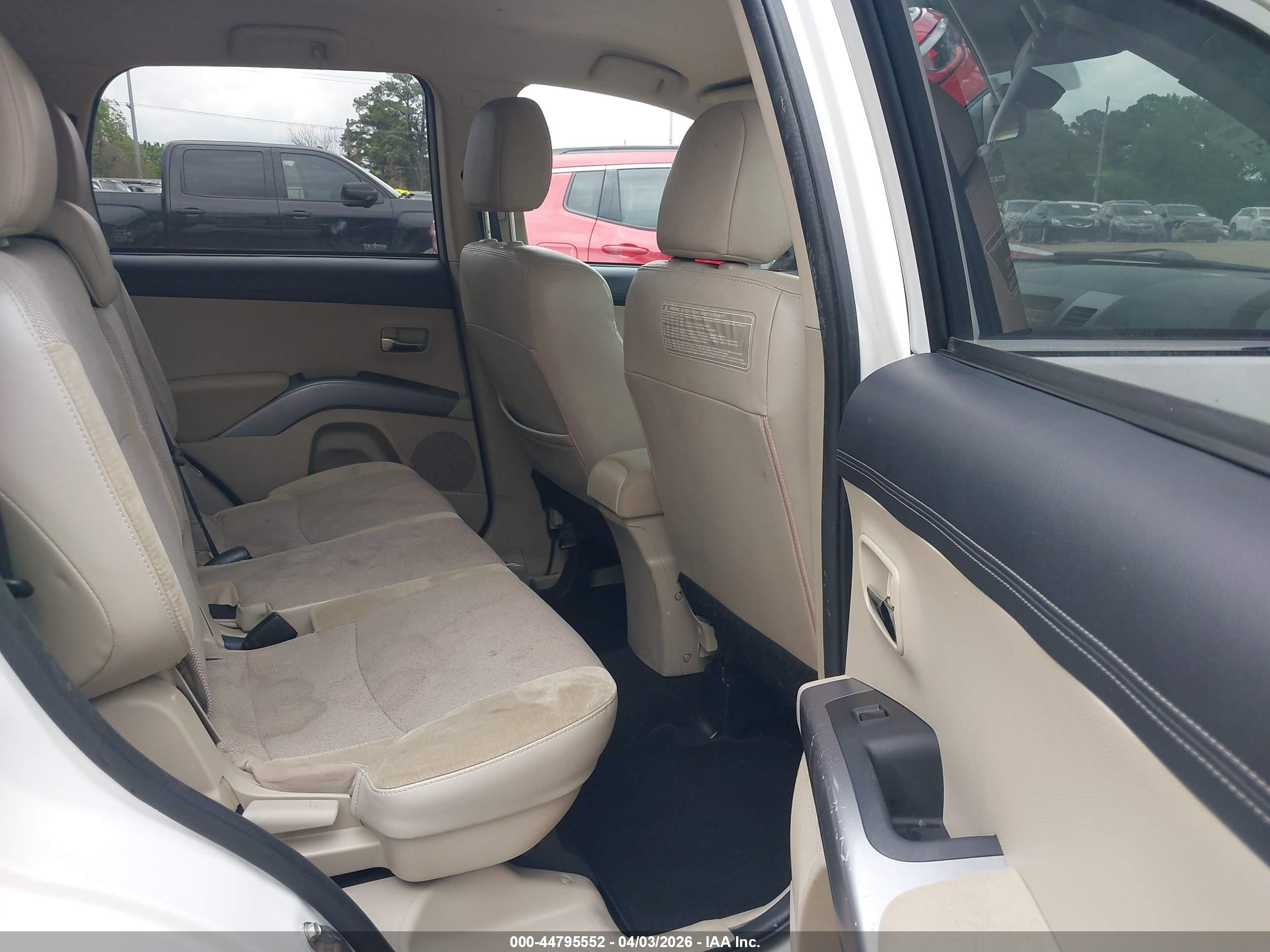 MITSUBISHI OUTLANDER image 8