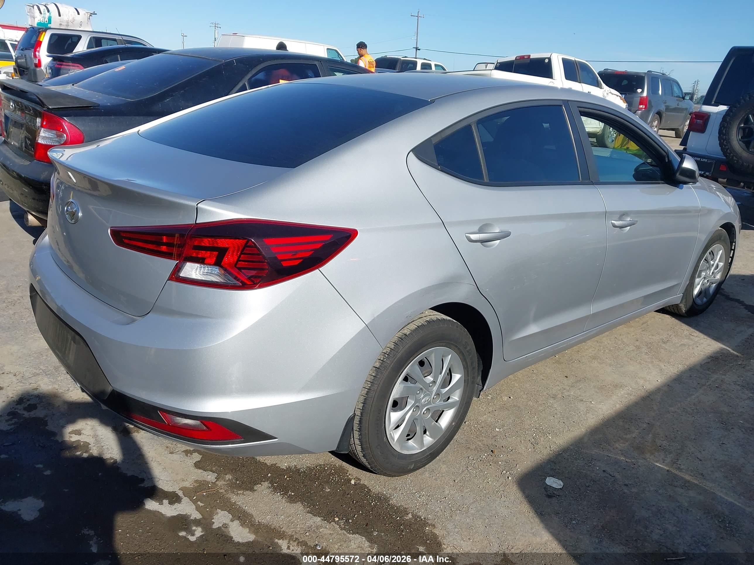 HYUNDAI ELANTRA image 4