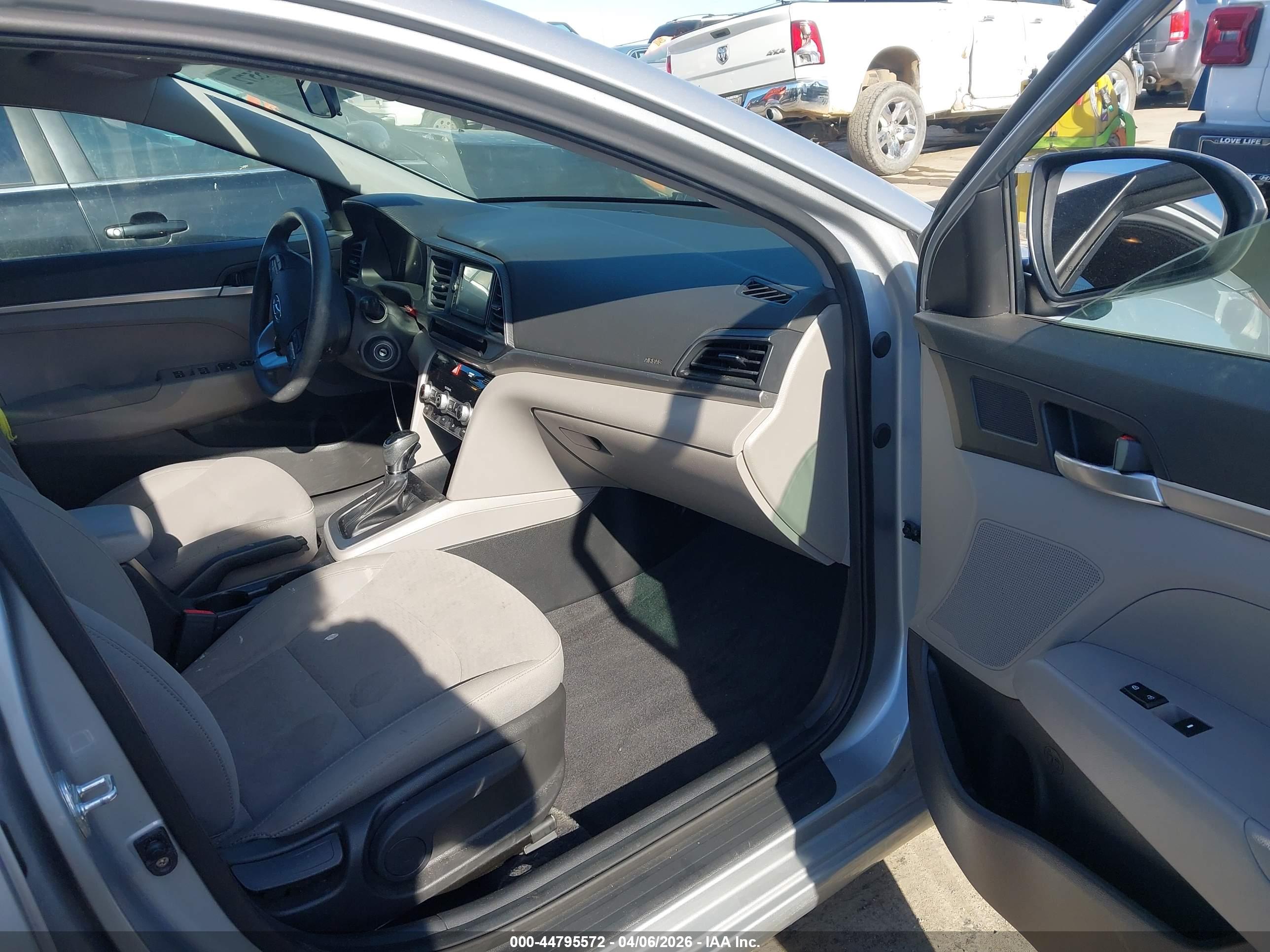 HYUNDAI ELANTRA image 5