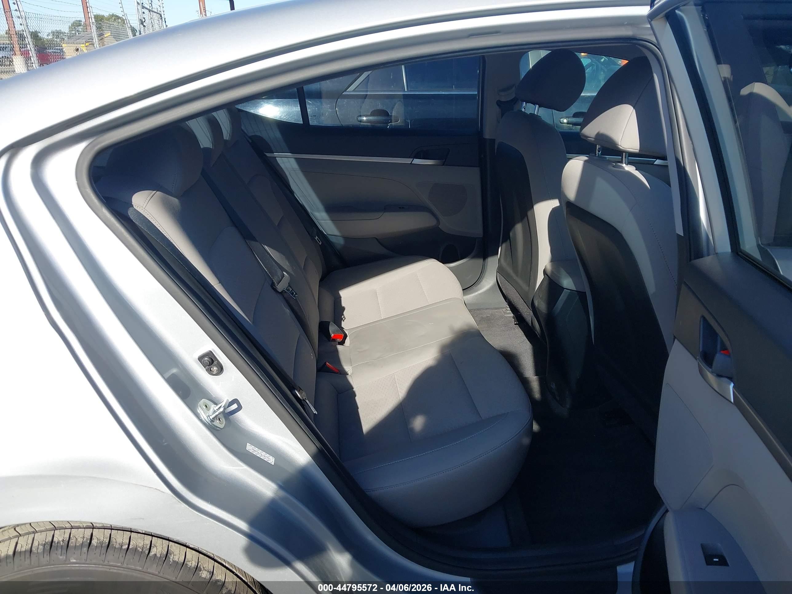 HYUNDAI ELANTRA image 8