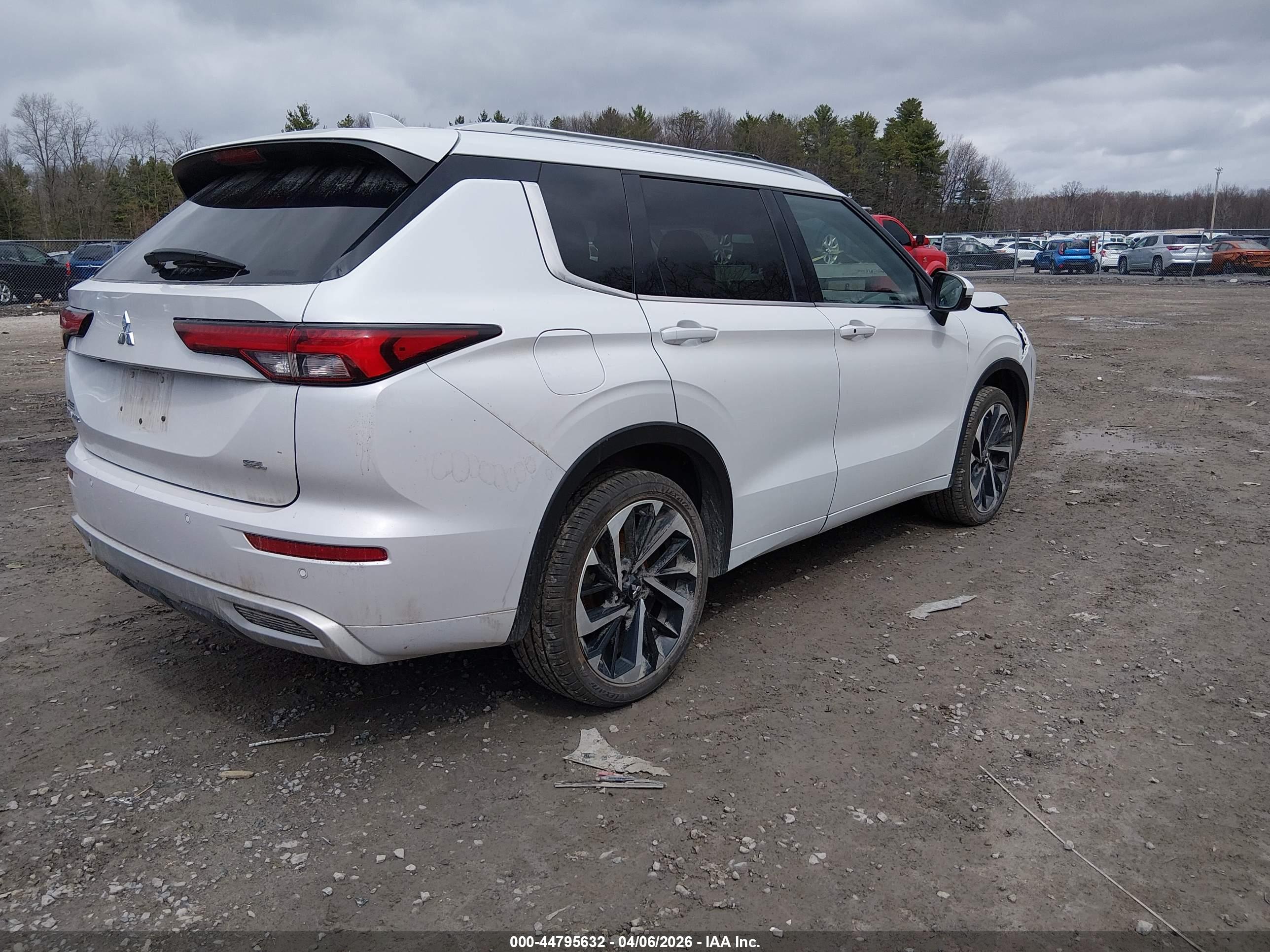 MITSUBISHI OUTLANDER image 4