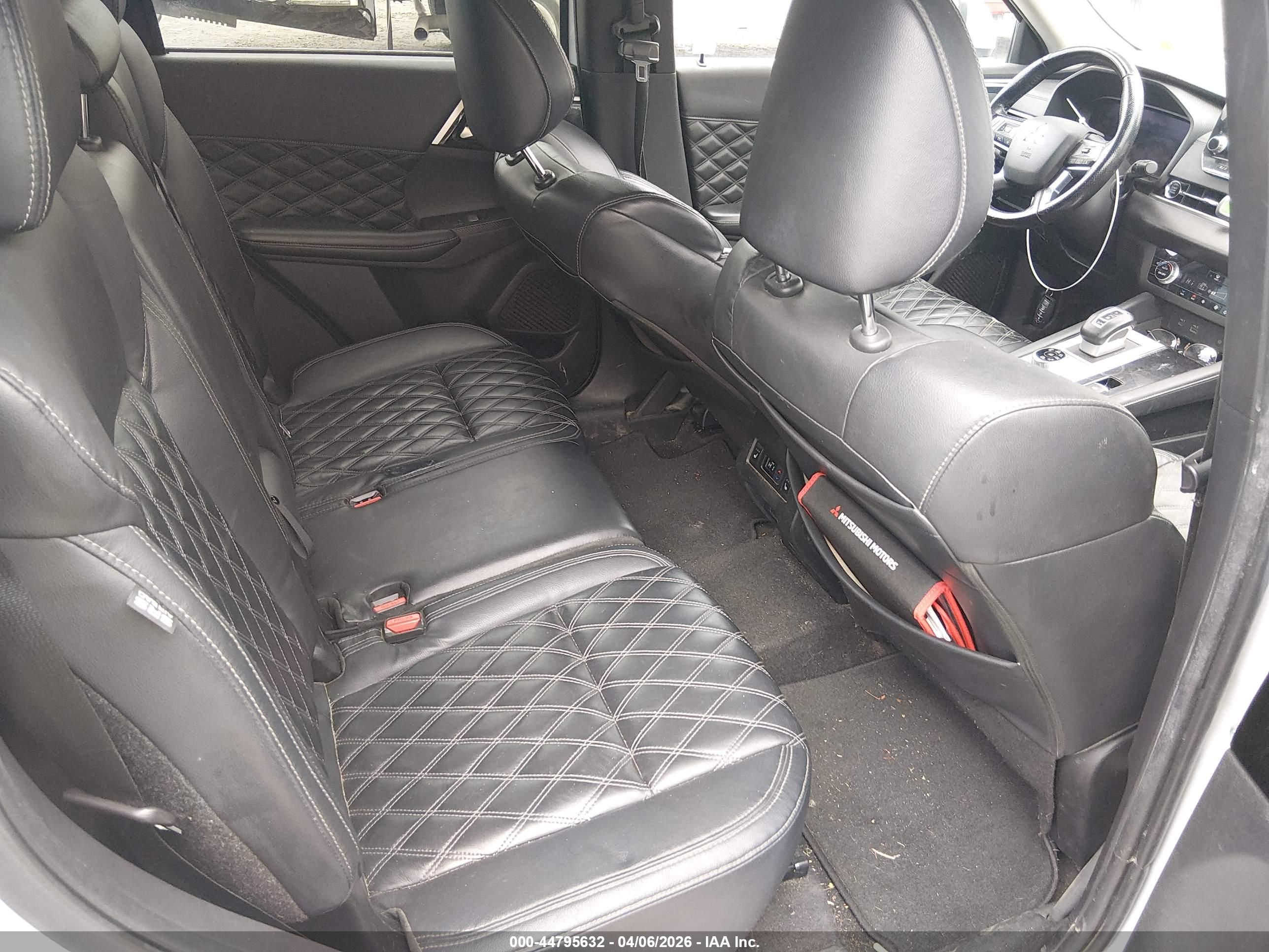 MITSUBISHI OUTLANDER image 8