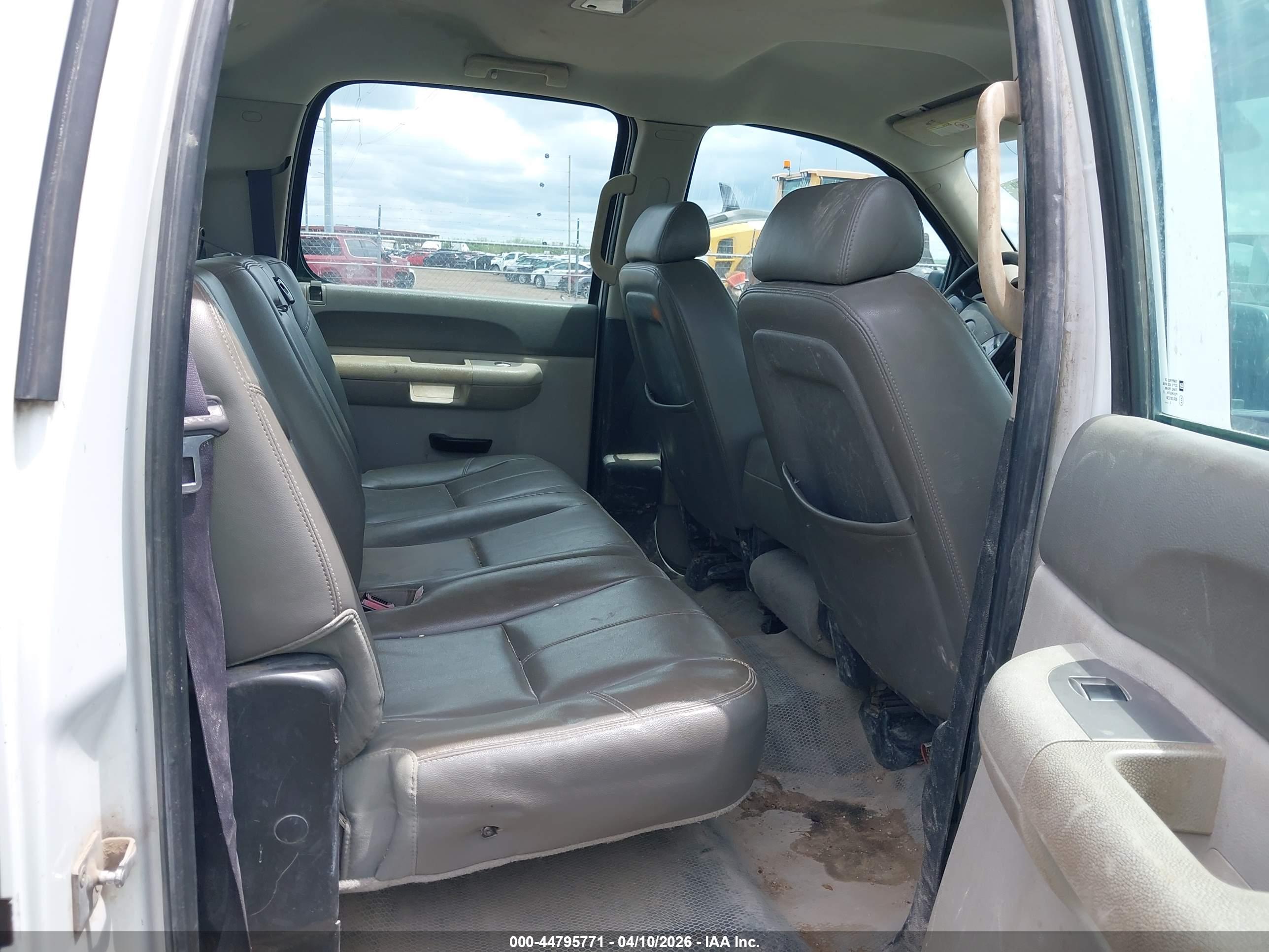 CHEVROLET SILVERADO image 7