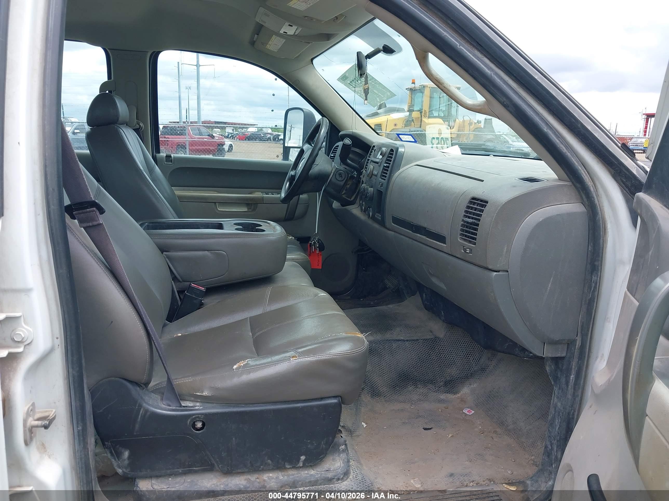 CHEVROLET SILVERADO image 8