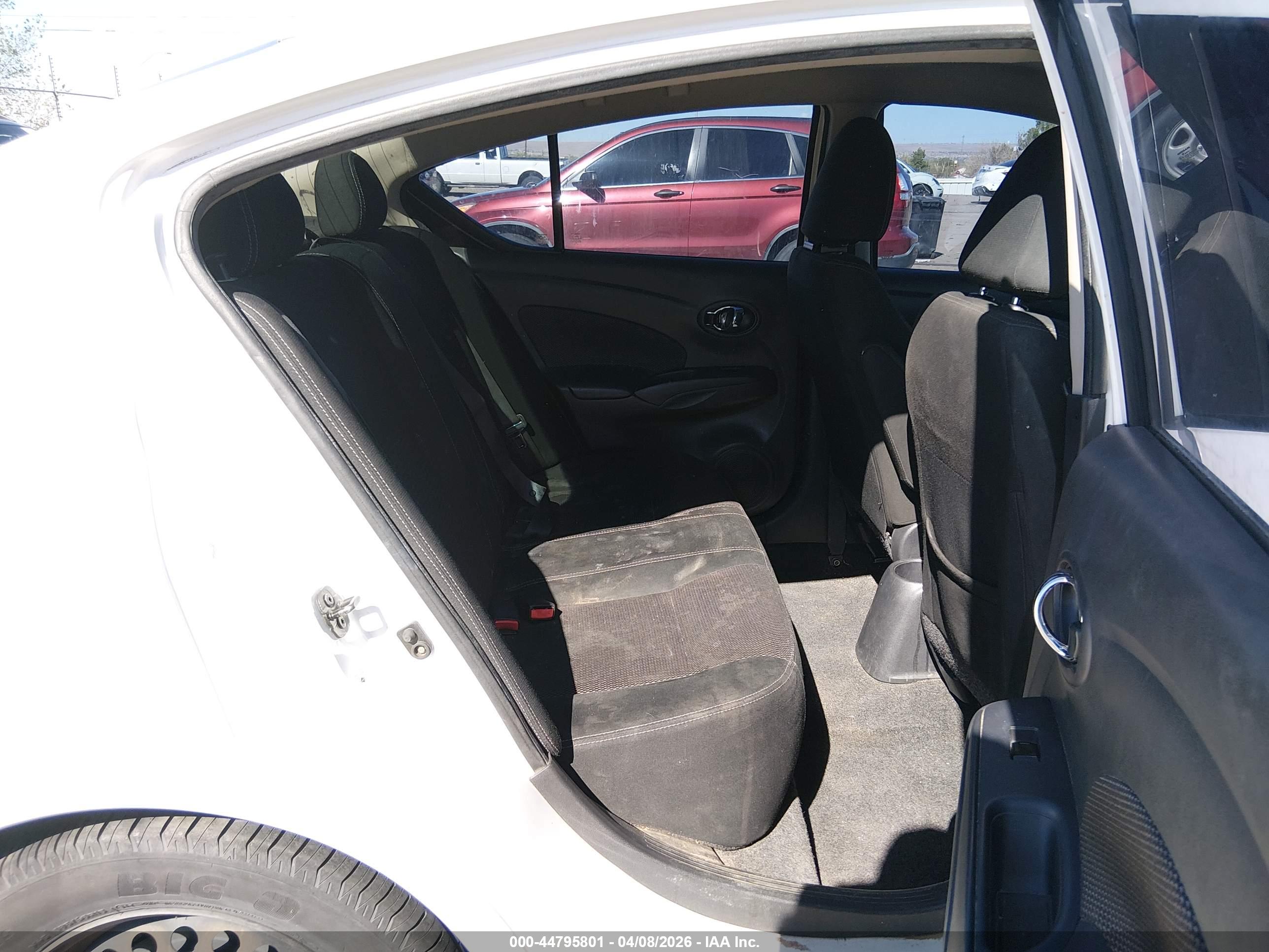 NISSAN VERSA image 8