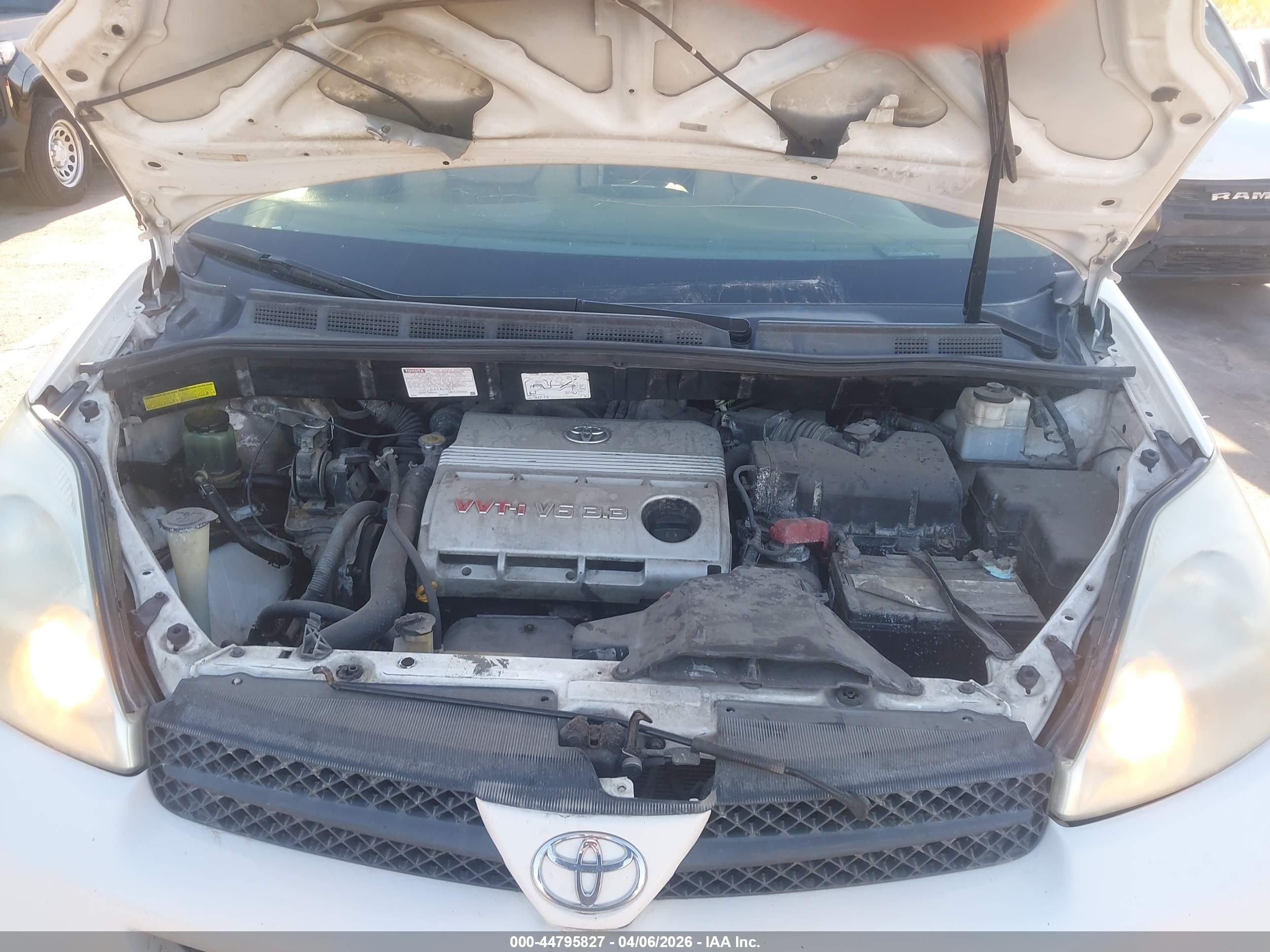TOYOTA SIENNA image 10