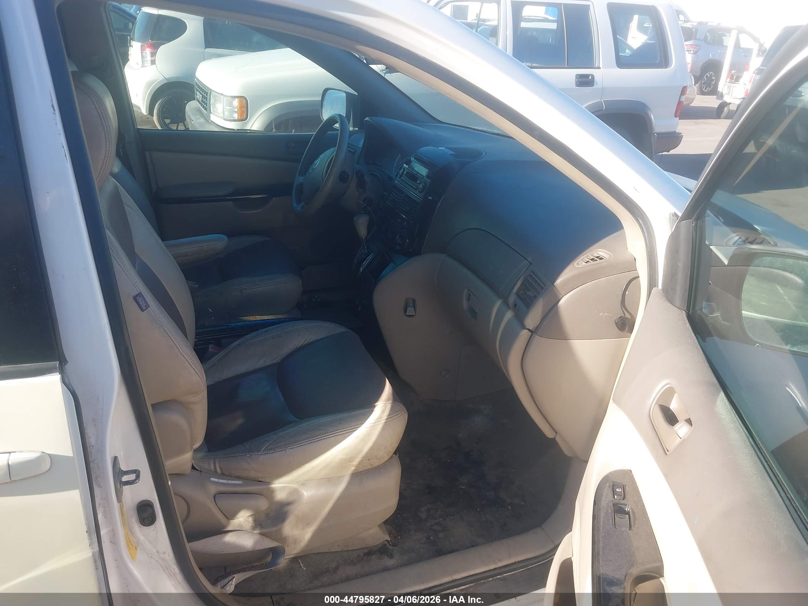 TOYOTA SIENNA image 5