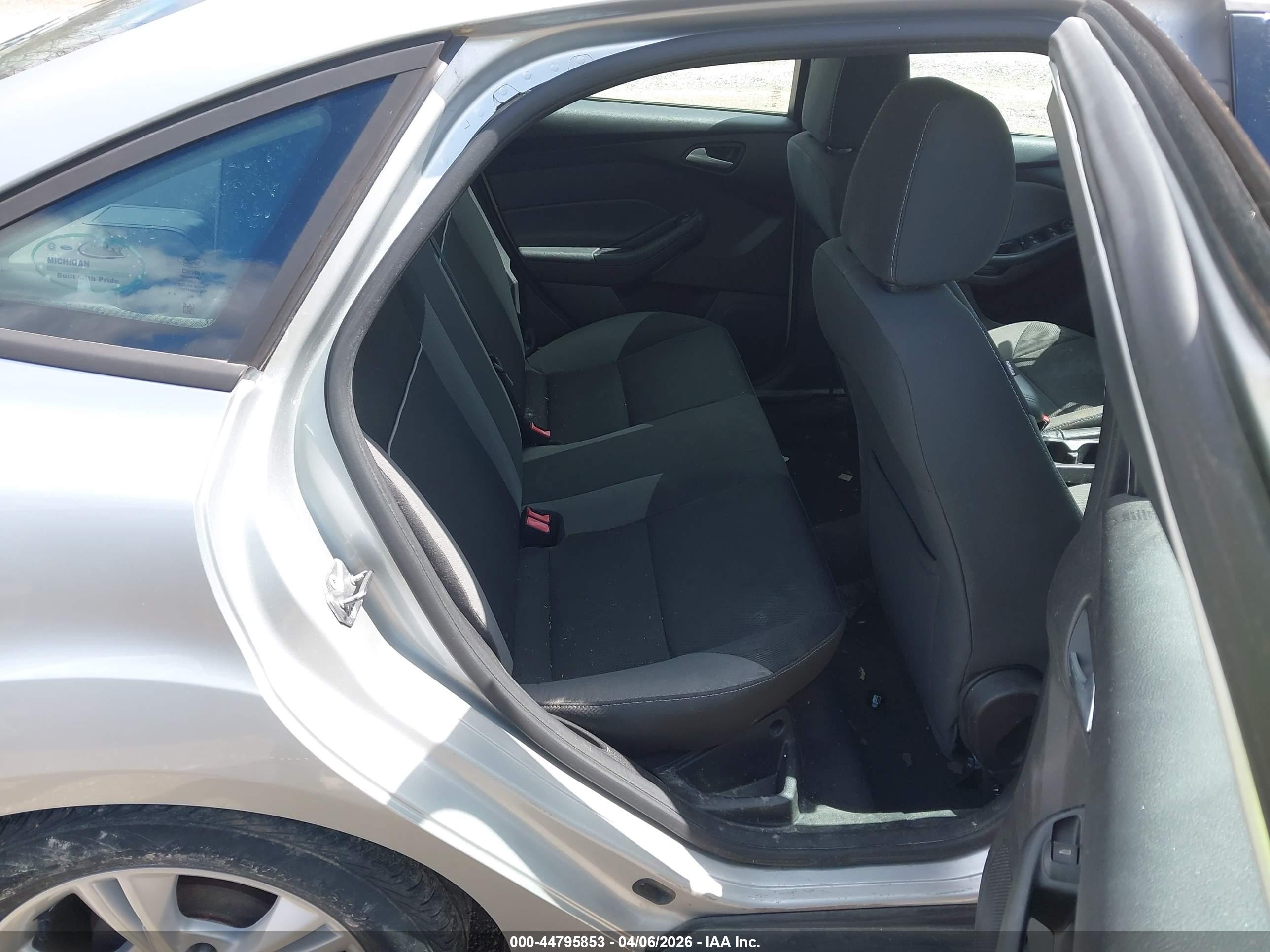 FORD FOCUS image 8