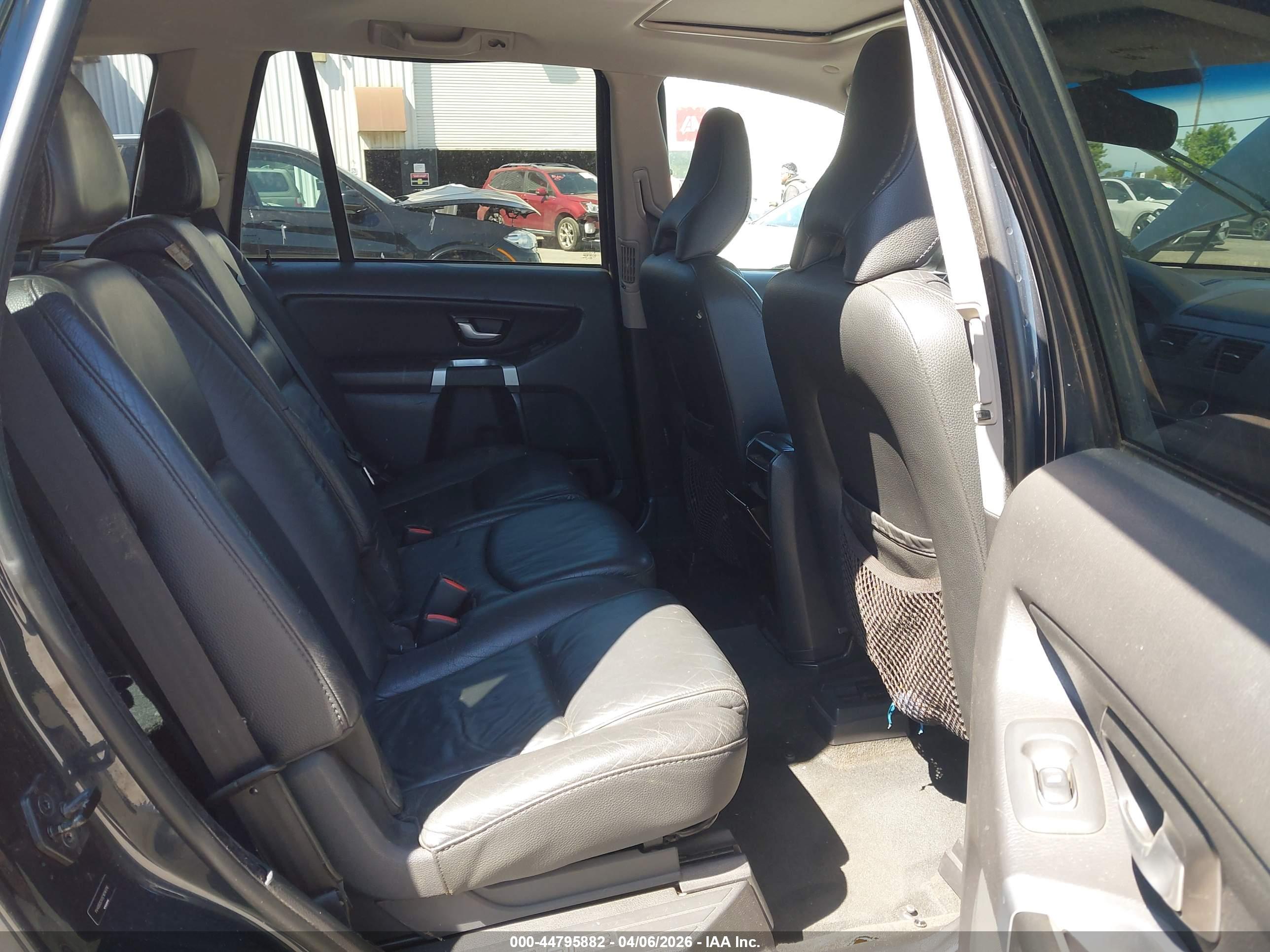 VOLVO XC90 image 8
