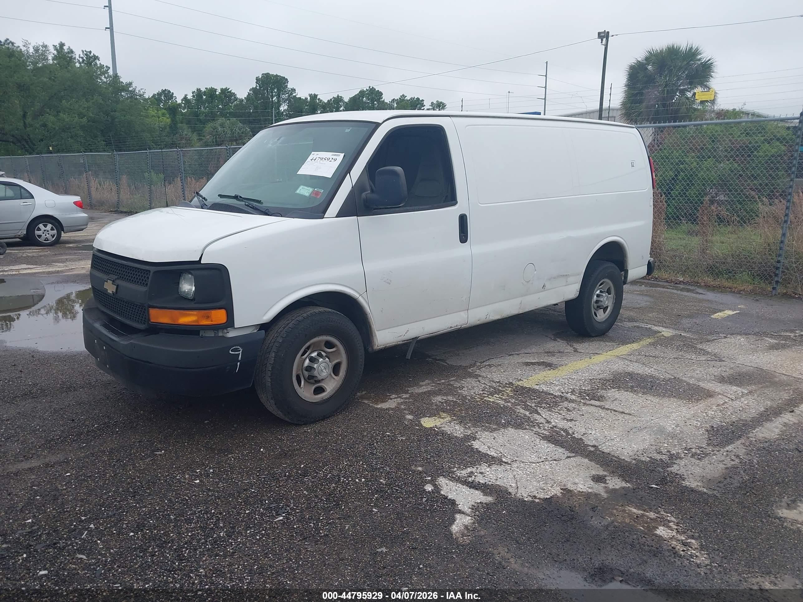 CHEVROLET EXPRESS image 2