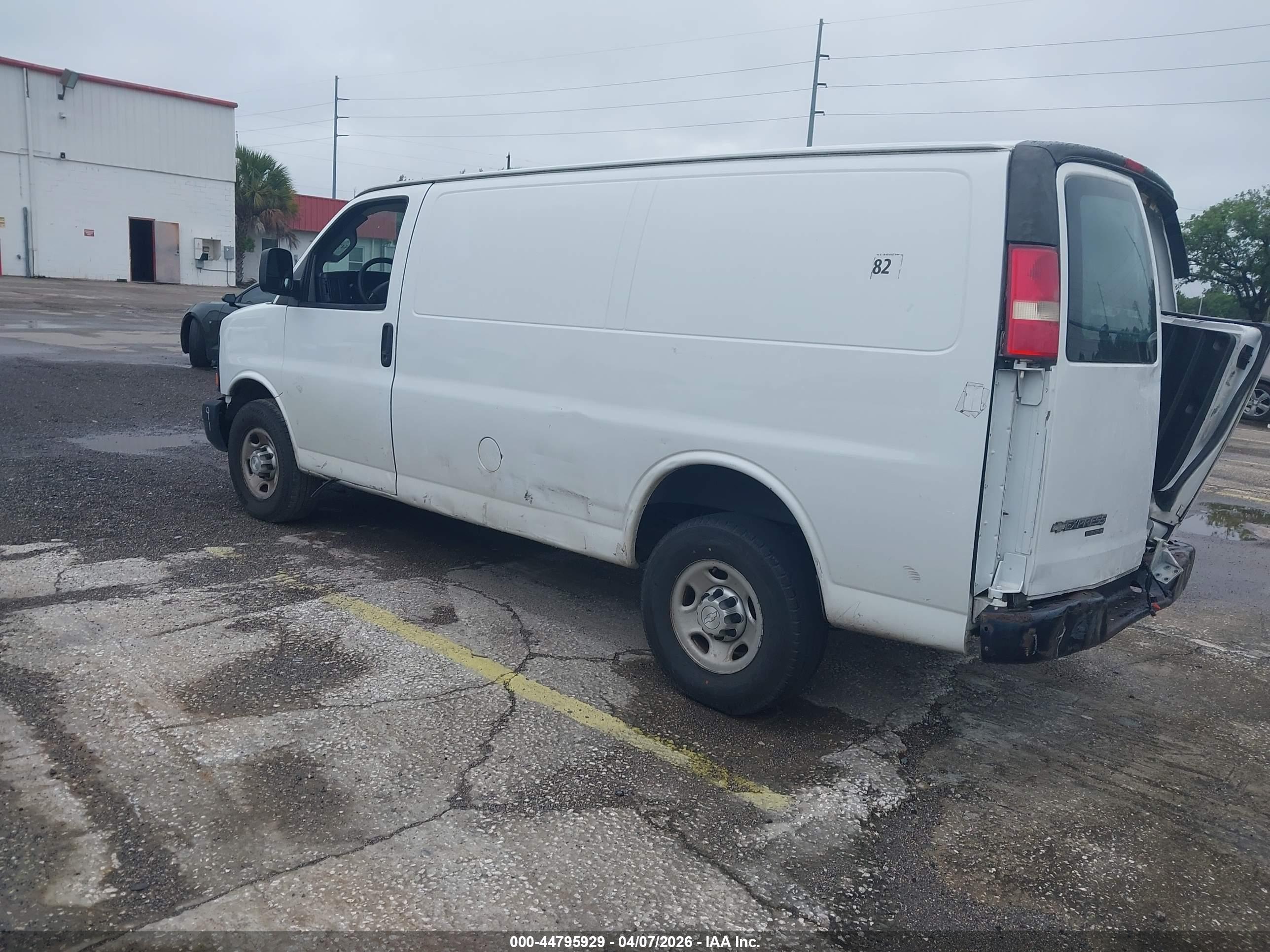 CHEVROLET EXPRESS image 3