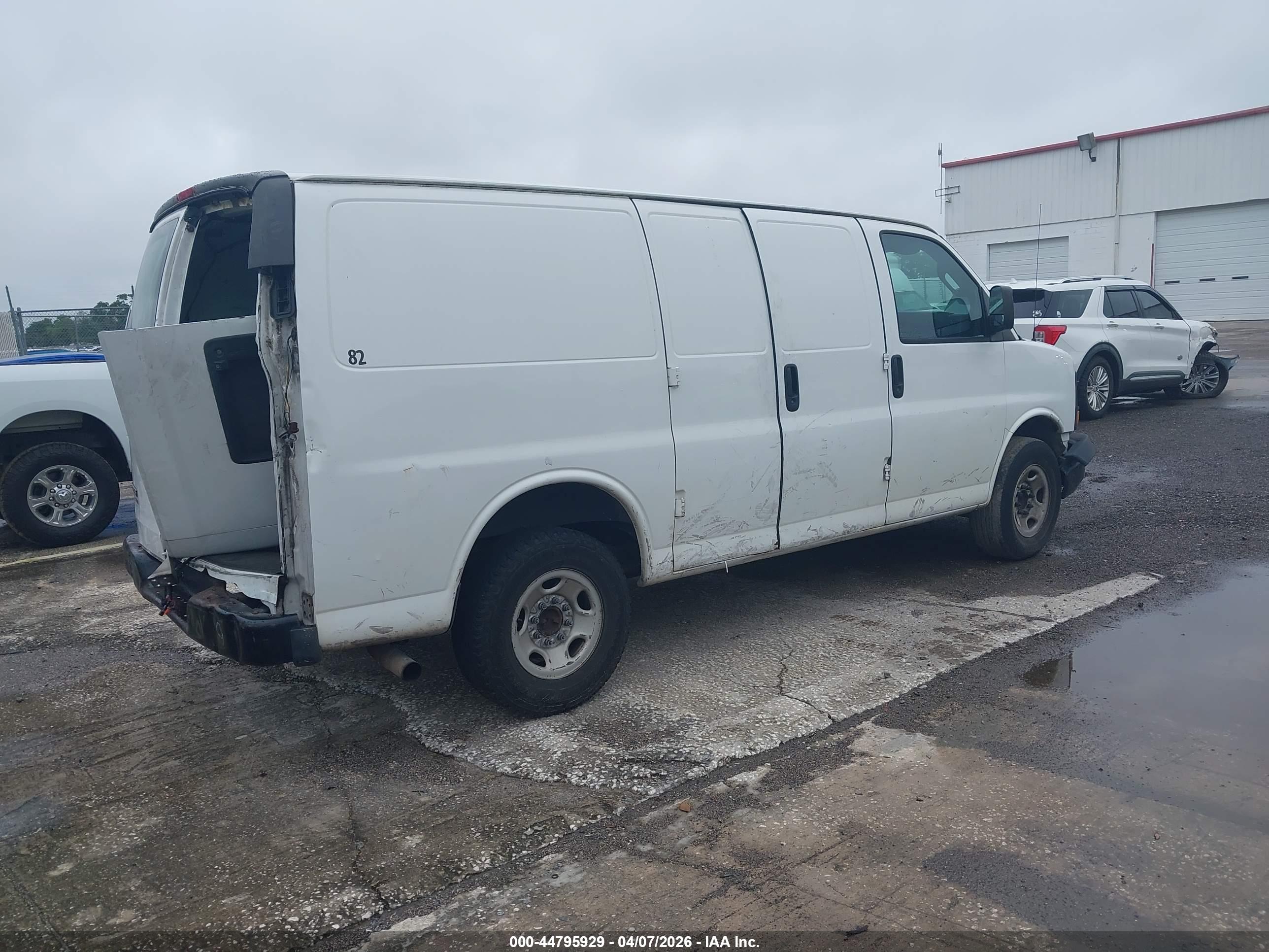 CHEVROLET EXPRESS image 4