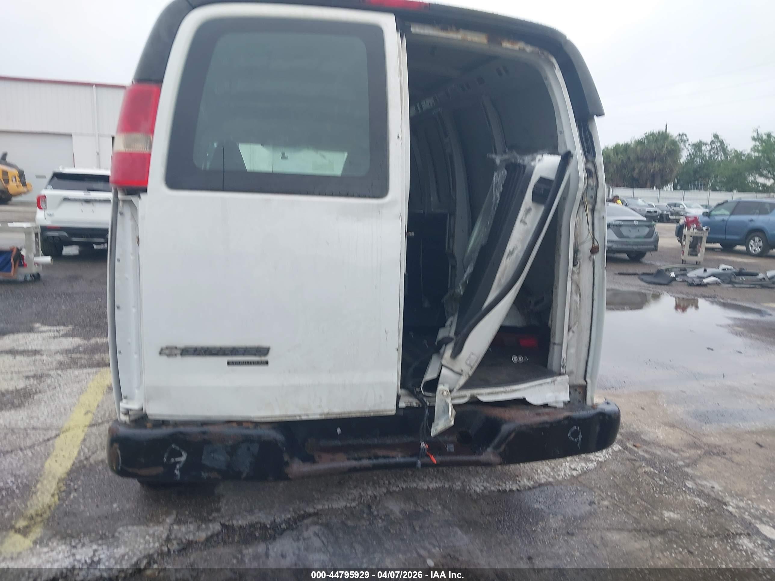 CHEVROLET EXPRESS image 6