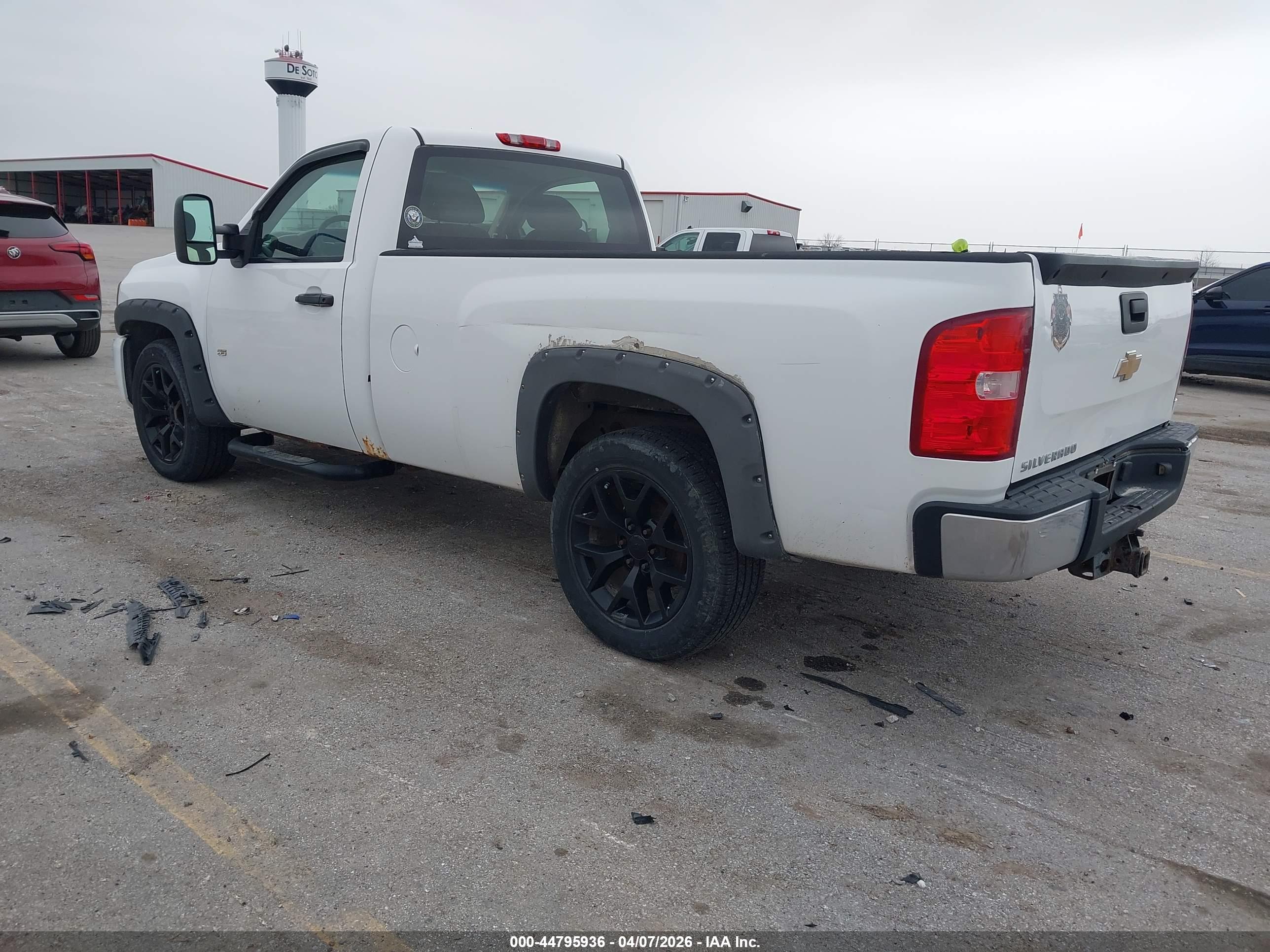 CHEVROLET SILVERADO image 3