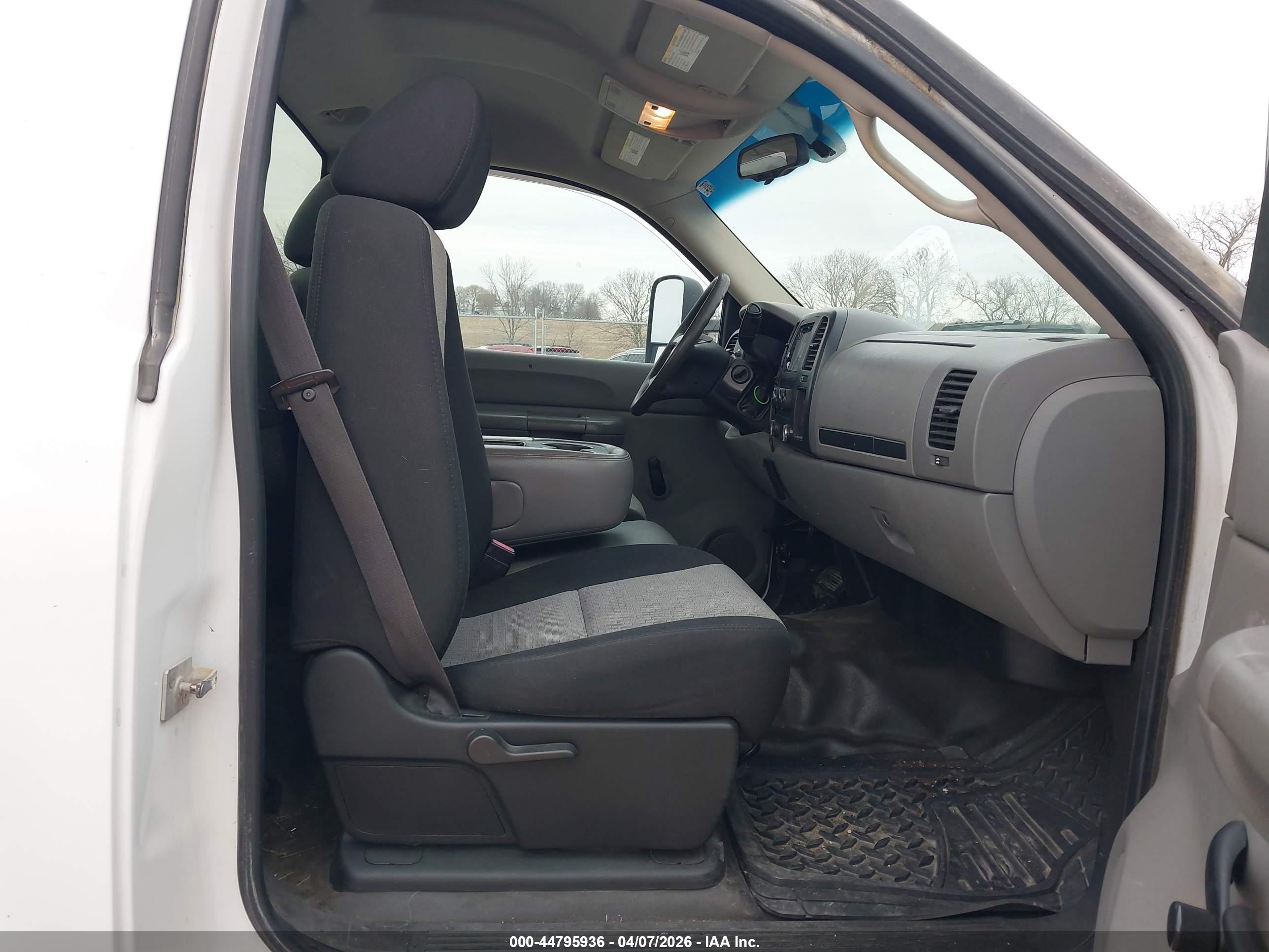 CHEVROLET SILVERADO image 5