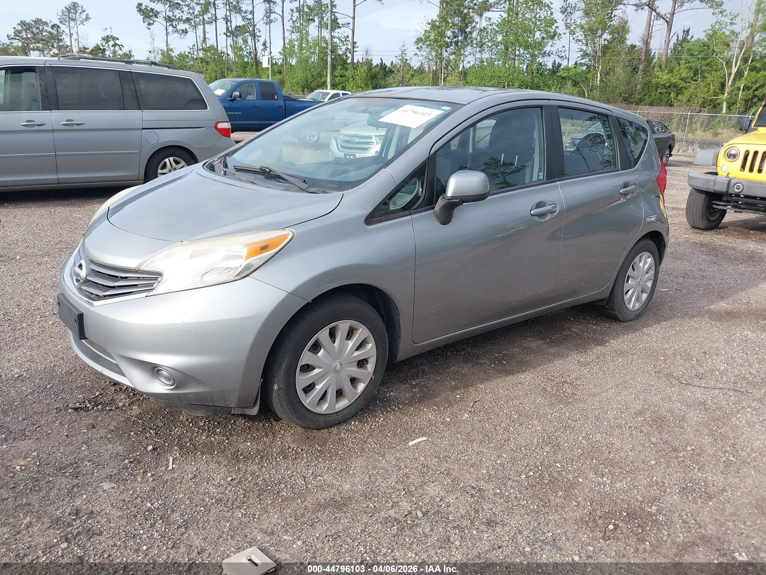 NISSAN VERSA image 2