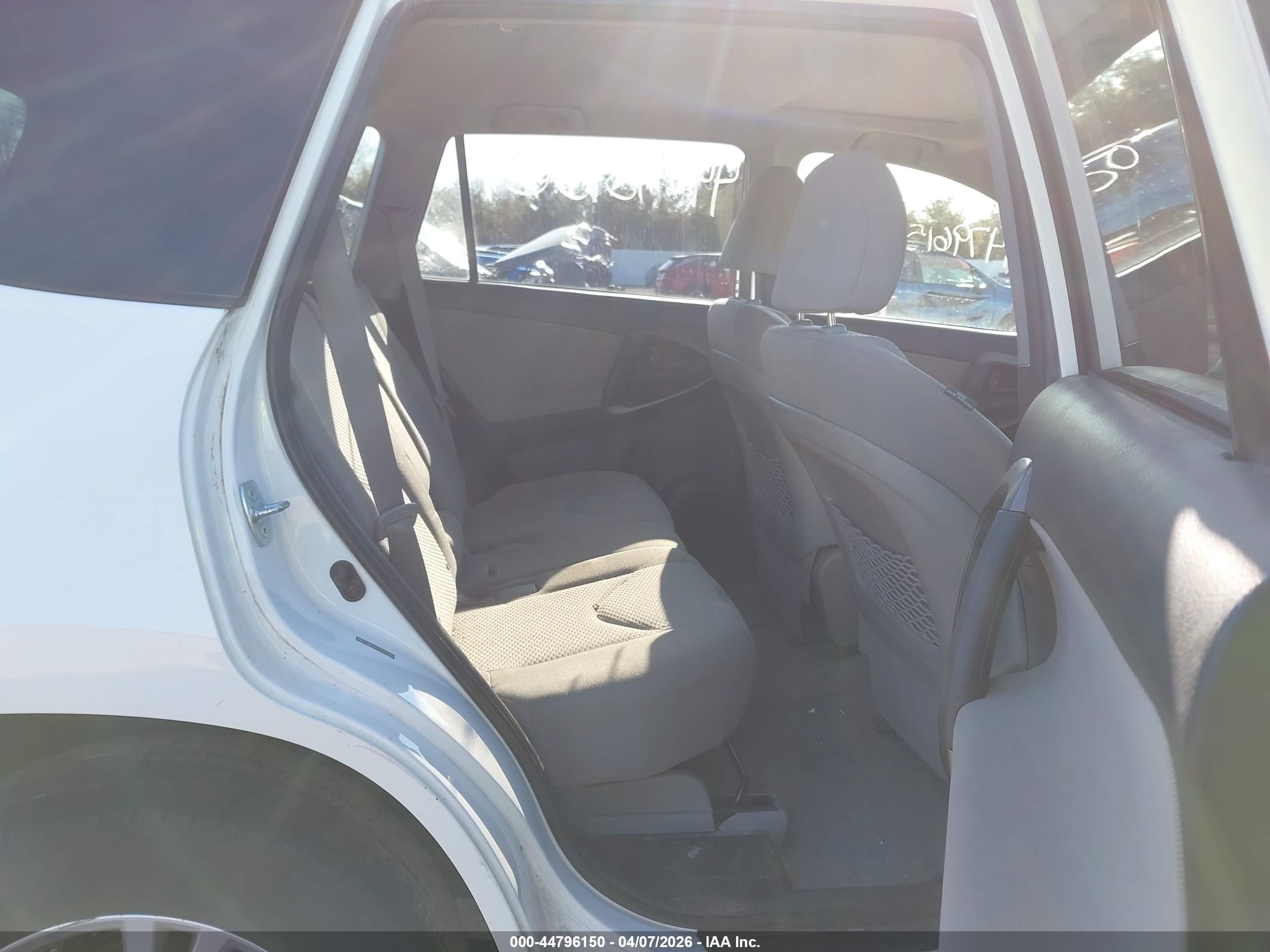 TOYOTA RAV4 image 8