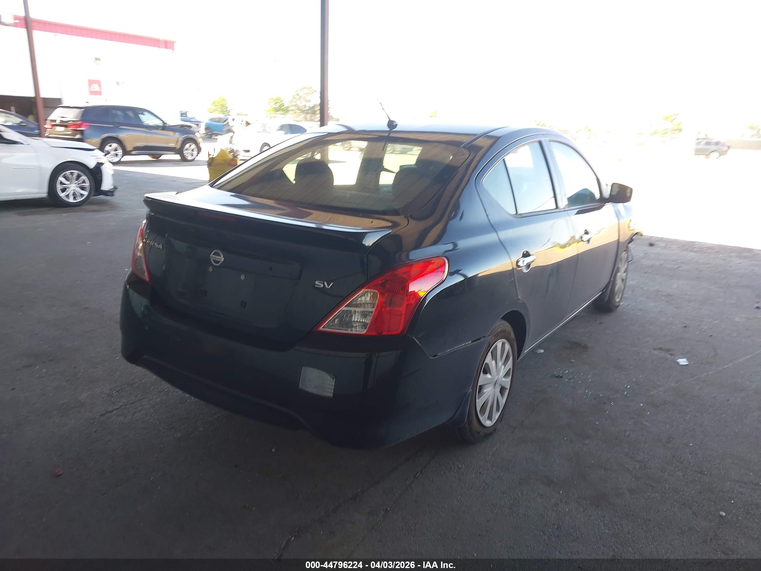 NISSAN VERSA image 4