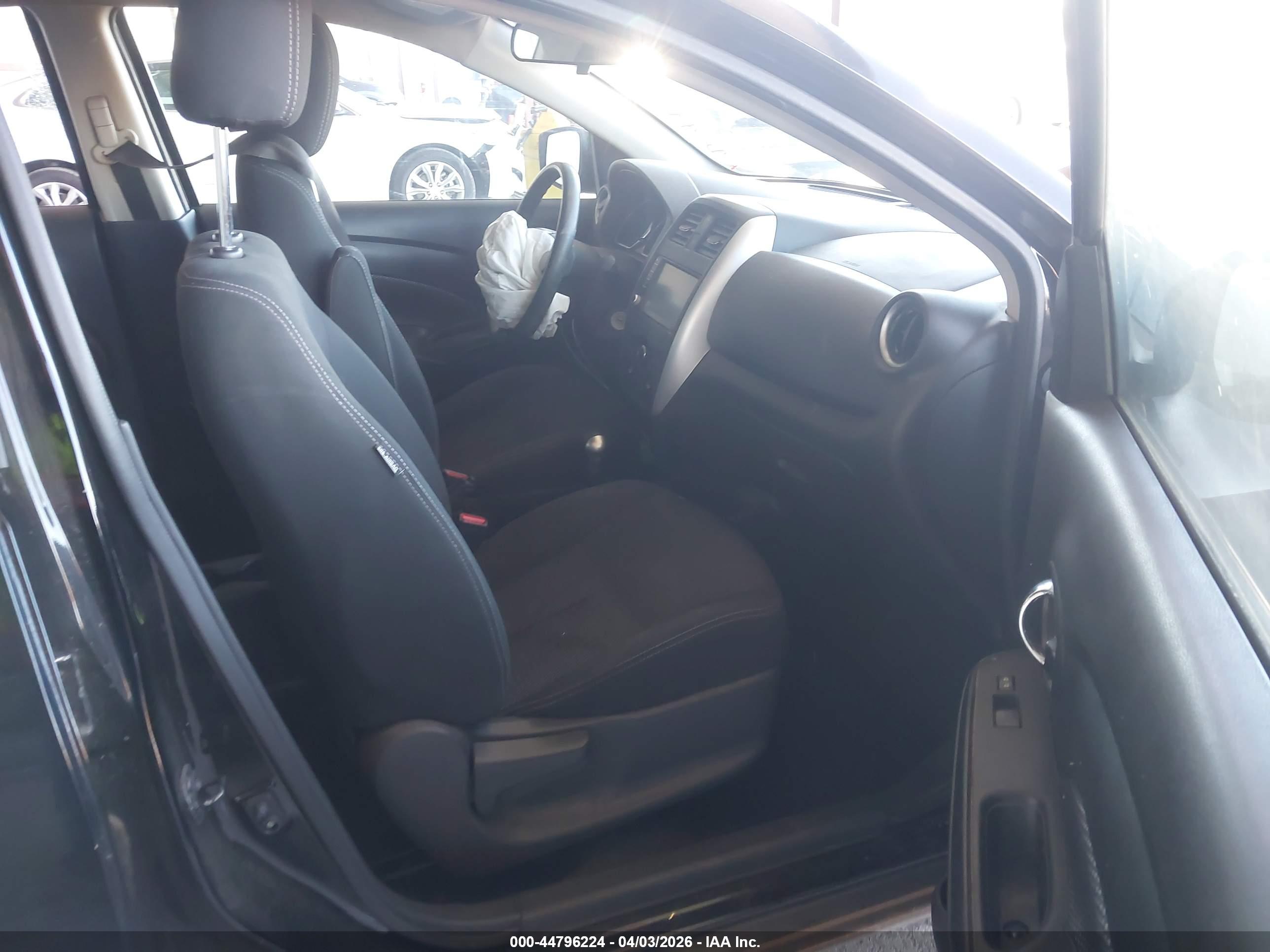 NISSAN VERSA image 5