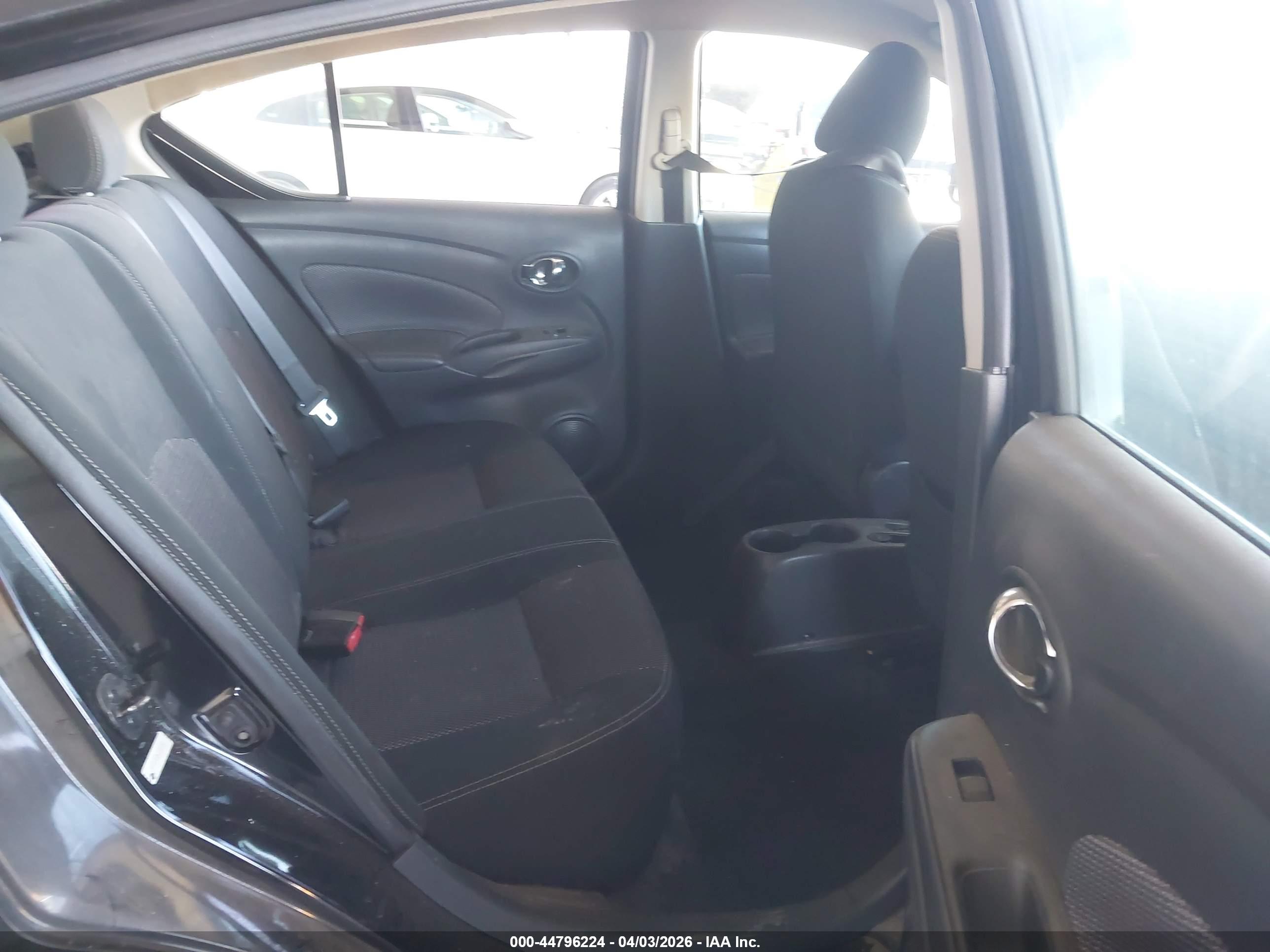 NISSAN VERSA image 8