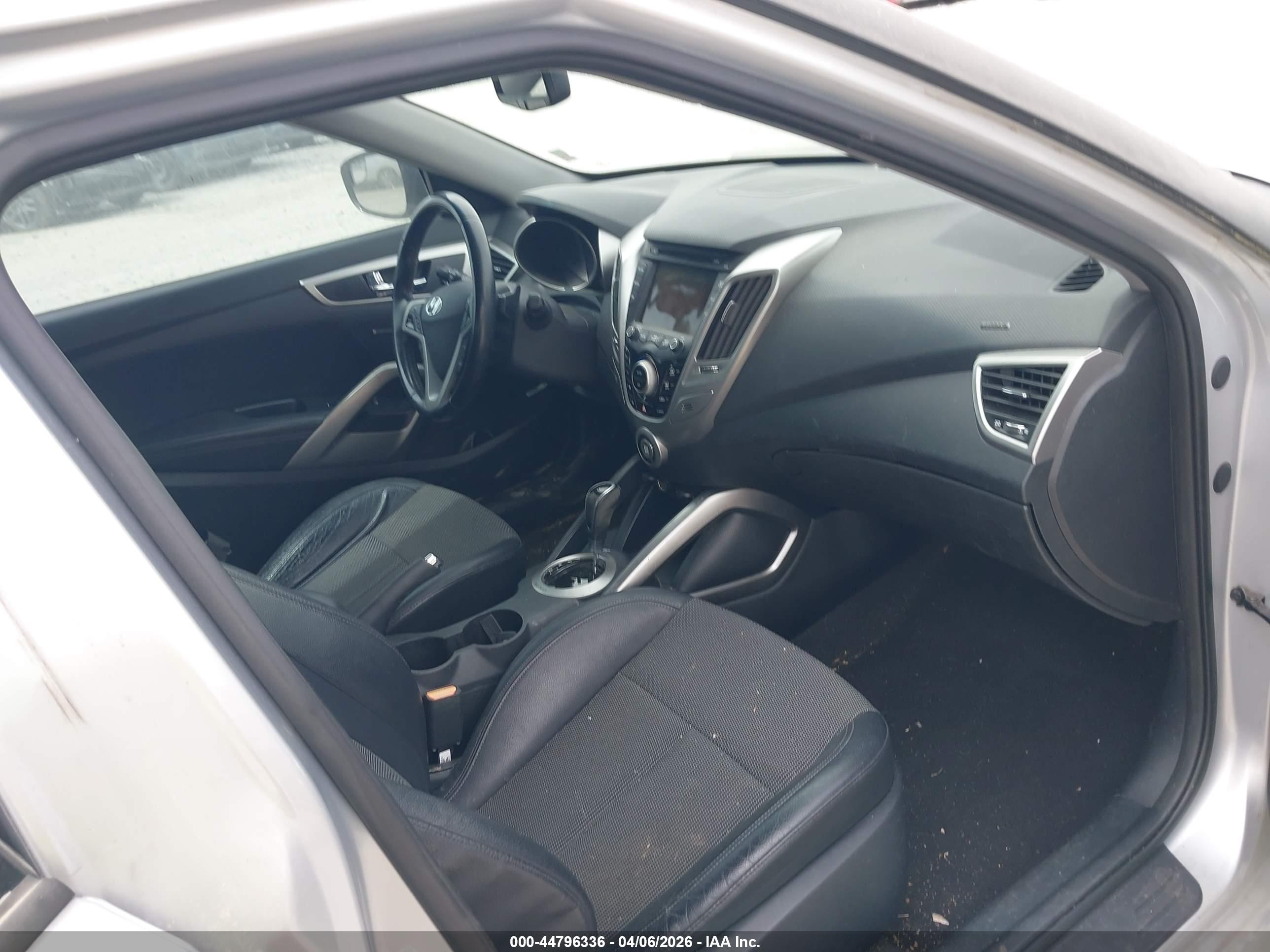 HYUNDAI VELOSTER image 5