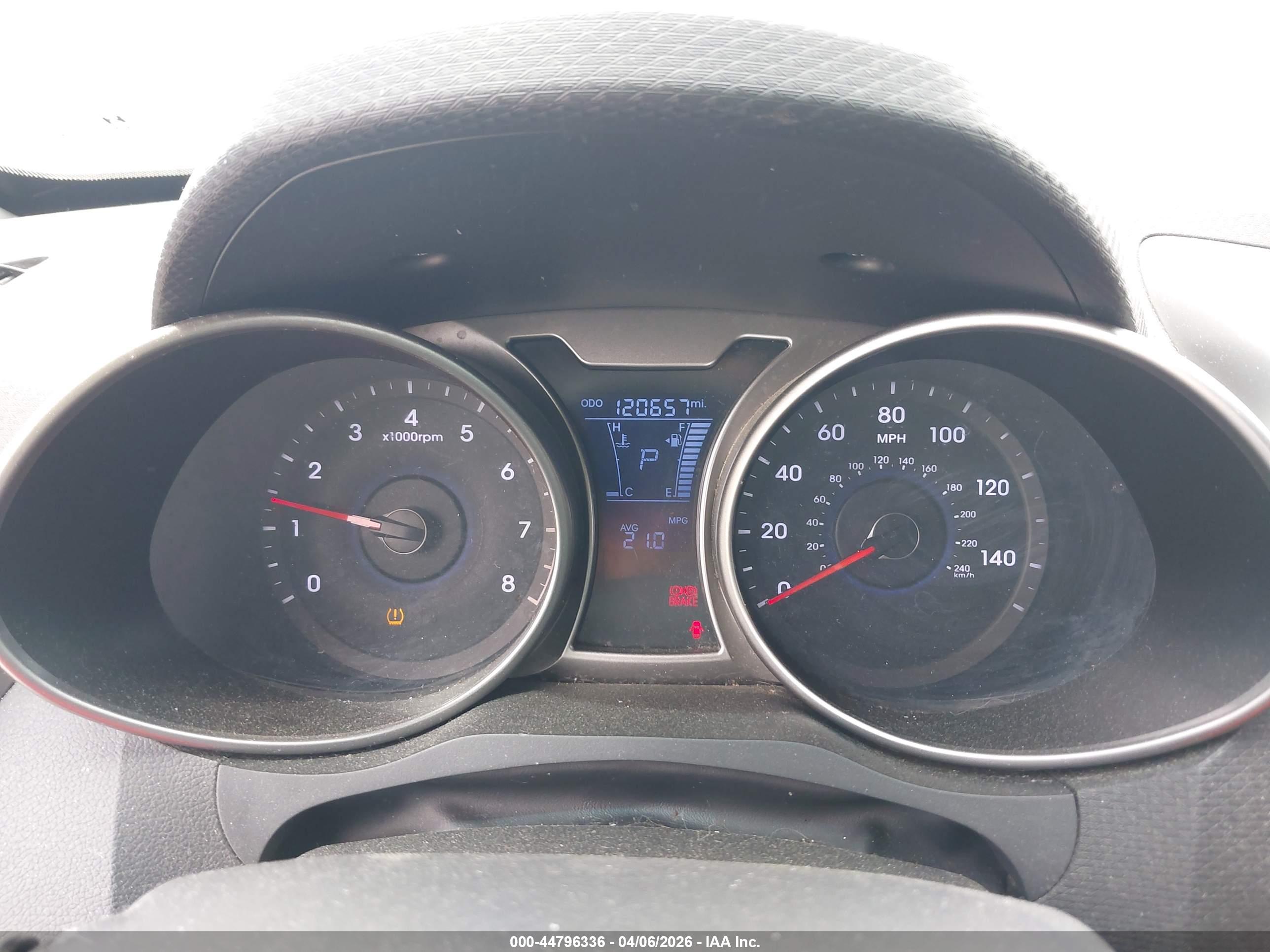 HYUNDAI VELOSTER image 7