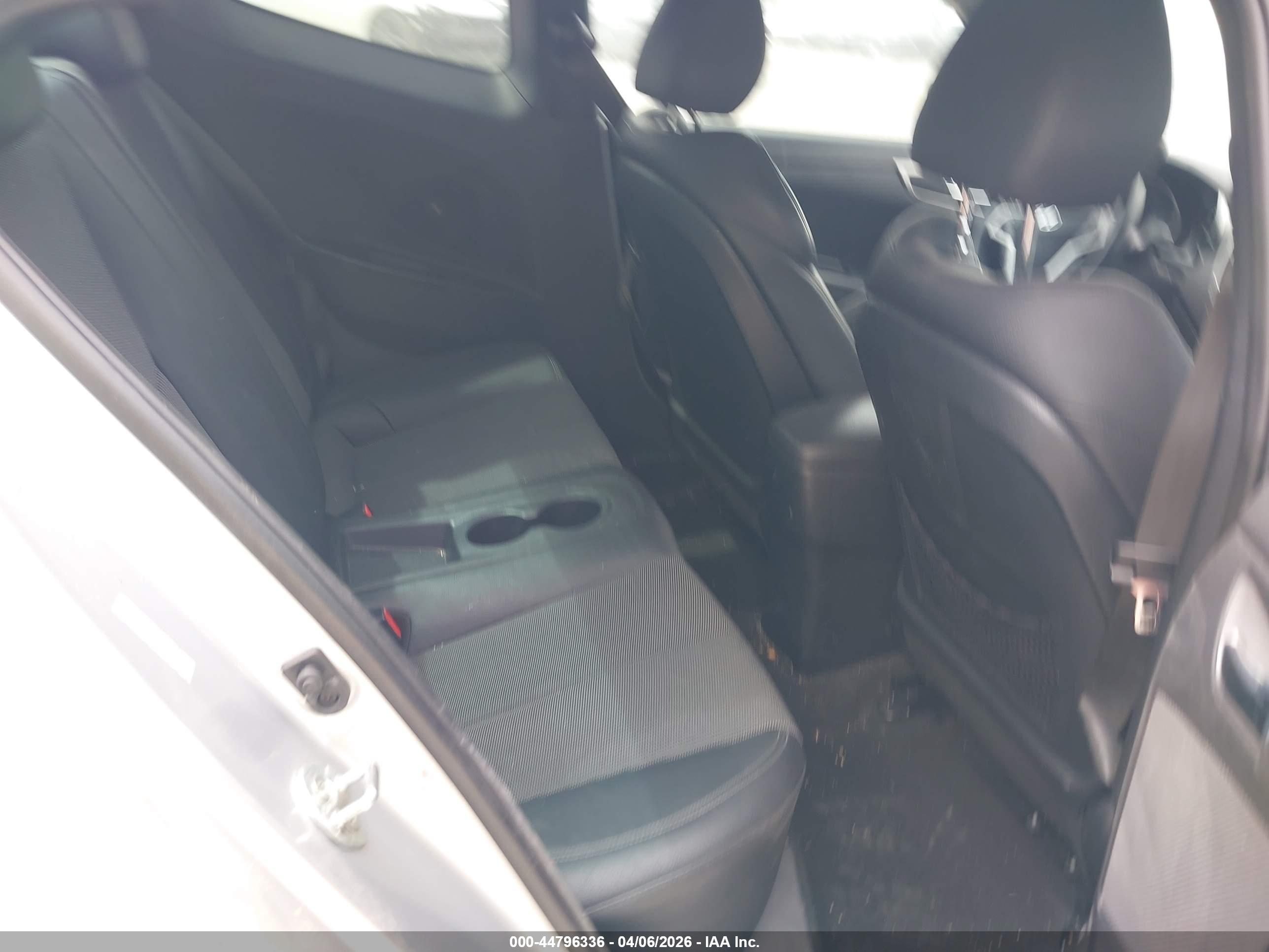 HYUNDAI VELOSTER image 8