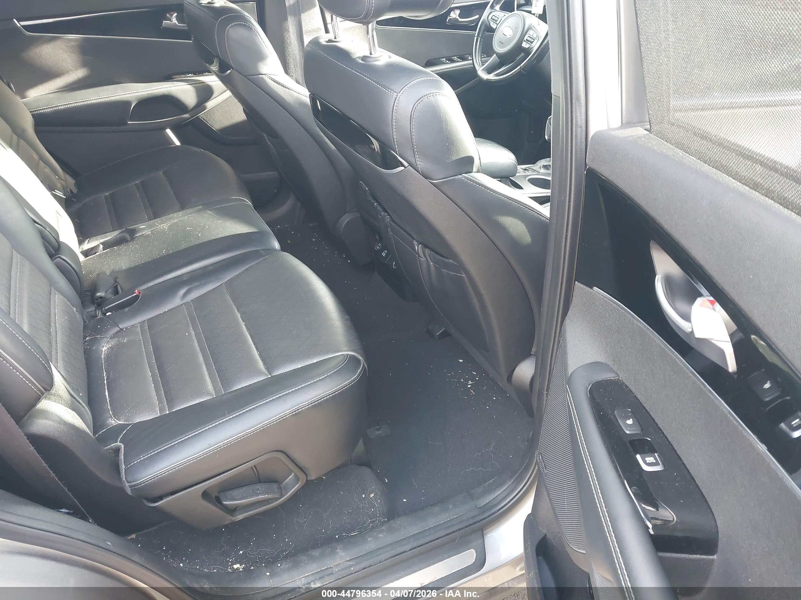 KIA SORENTO image 8