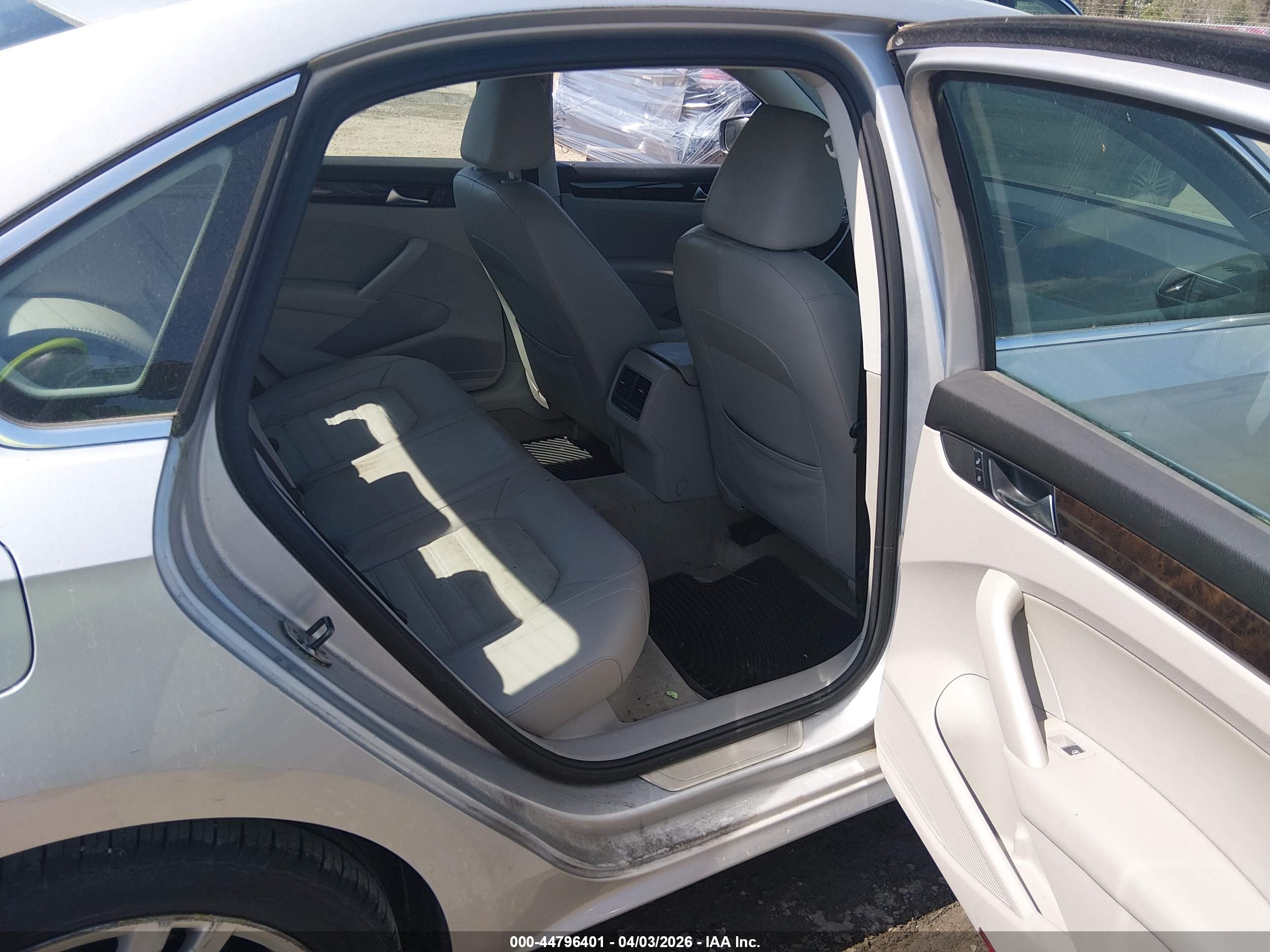 VOLKSWAGEN PASSAT image 8