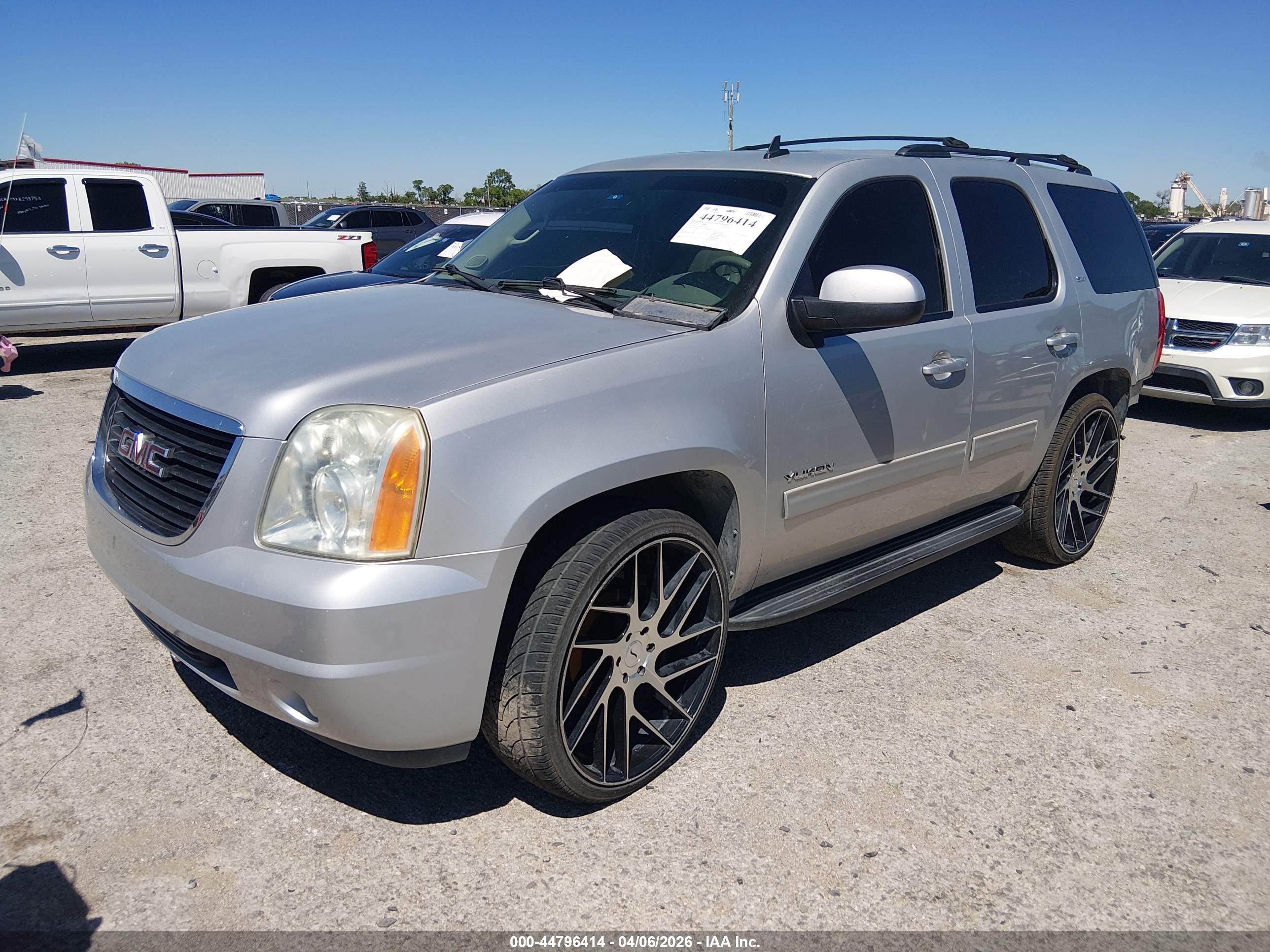 GMC YUKON image 2